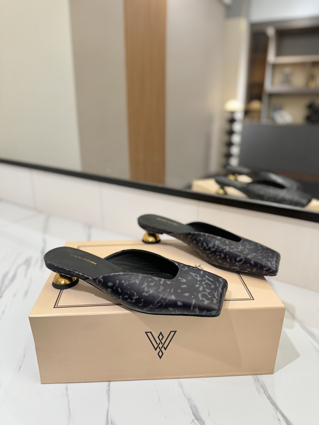 NO:247110,VANDA NOVAK comes from an Italian brand, exclusive to the entire network, took 3 months to develop, unique heel design wine glass, heavy series, many Italian brands join forces to launch high-end shoes series, popular ins fairy and beautiful magic boots, overseas bloggers are crazy to call, overseas bloggers are handed a pair, with version craftsmanship, emphasis on craftsmanship quality, increase height, slimness, and slimming legs, street photography for fashion week, popular fashion is crazy to plant grass by these fashion boots!  The official website is released simultaneously. The upper imported cowhide with mesh, inner cowhide, Italian leather injection molded outsole, heel 3.5cm original mold opening, size 34-41 (34.40.41.42 order) Packaging full set of original version packaging 4 colors, semi-torch, boots, cowhide19860909VANDA NOVAK来自意大利品牌 全网独家 耗时3个月研发 鞋跟独特设计酒杯  重磅系列 众多联手意大利品牌 推出高级感满分的鞋款系列 火遍ins神仙绝美神靴,海外博主疯狂打call 海外博主人手一双,对版本工艺,重工艺品质 增高,显瘦.修身,瘦腿 时装周街拍 火爆时尚被这双时装靴疯狂种草！ 官网同步发售 鞋面进口头层牛皮配网纱 内里牛皮 大底意大利真皮注塑大底 鞋跟3.5cm原版开模 码数34-41（34.40.41.42订） 包装全套原版本包装 4 色,半拖,boots,cowhide,Women's Shoes