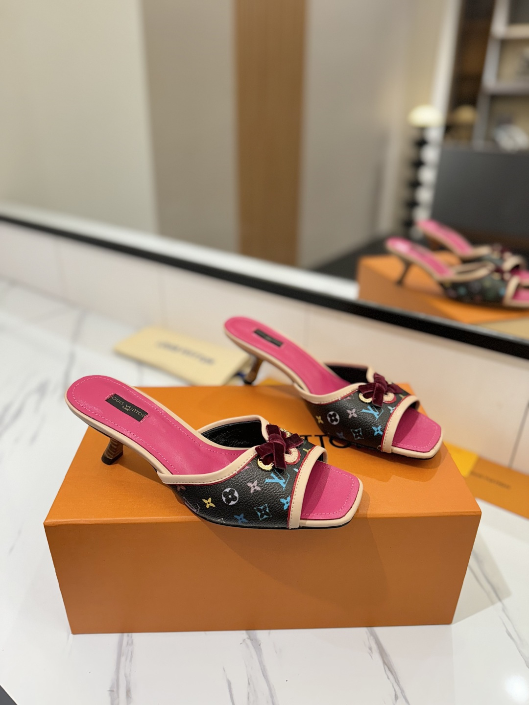 NO:234935,The latest L counter latest catwalk sandals, the official website series is updated simultaneously, the perfect last   LV new element button design, full of femininity, noble temperament, original inverted mold last, the ultimate 1:1 shape, high-end quality, imported high-end fabrics present a delicate texture!  Fabric LV presbyterian leather/LV denim, high-quality soft sheepskin lining, imported goatskin with foot pads, open mold custom A-grade high-definition private mold bottom, luxurious packaging!  Private model heel 5 cm layered leather heels, size 34-42, (34, 40, 41, 42 custom-made, no return or exchange), sandals, louis vuitton, sandals, sheepskin19860909最新 L 家专柜最新走秀款凉鞋、官网系列同步更新、完美楦型 LV新元素扣子设计、女人味十足、高贵气质、原版倒模楦型,极致1:1形体,高端品质、进口高端面料呈现出精致质感！ 面料LV老花皮/LV牛仔布 内里优质柔软羊皮里 垫脚进口山羊皮 开模定制A级高密私模大底,奢华包装！ 私模跟5公分层皮跟 码数34-42、（34、40、41、42定制不退换）,凉鞋,louis vuitton,sandals,sheepskin,Women's Shoes