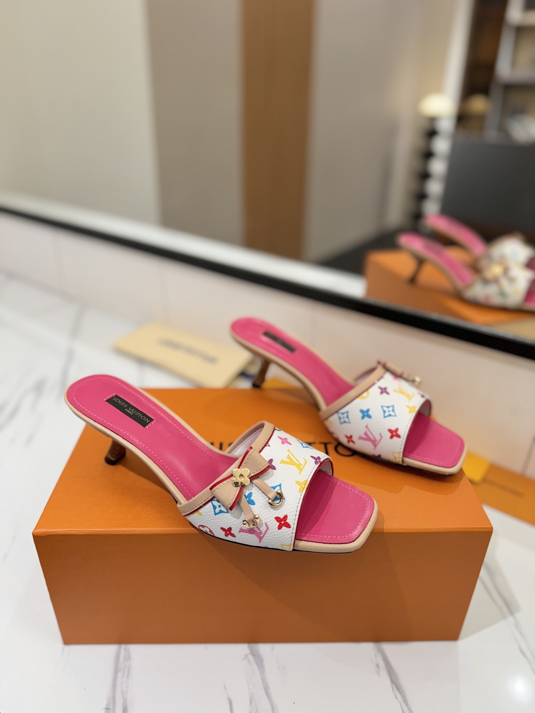 NO:234450,The latest L counter latest catwalk sandals, the official website series is updated simultaneously, the perfect last   LV new element button design, full of femininity, noble temperament, original inverted mold last, the ultimate 1:1 shape, high-end quality, imported high-end fabrics present a delicate texture!  Fabric LV presbyterian leather/LV denim, high-quality soft sheepskin lining, imported goatskin with foot pads, open mold custom A-grade high-definition private mold bottom, luxurious packaging!  Private model heel 5 cm layered leather heels, size 34-42, (34, 40, 41, 42 custom-made, no return or exchange), slippers, louis vuitton, sandals, slippers, sheepskin19860909最新 L 家专柜最新走秀款凉鞋、官网系列同步更新、完美楦型 LV新元素扣子设计、女人味十足、高贵气质、原版倒模楦型,极致1:1形体,高端品质、进口高端面料呈现出精致质感！ 面料LV老花皮/LV牛仔布 内里优质柔软羊皮里 垫脚进口山羊皮 开模定制A级高密私模大底,奢华包装！ 私模跟5公分层皮跟 码数34-42、（34、40、41、42定制不退换）,拖鞋,louis vuitton,sandals,slippers,sheepskin,Women's Shoes