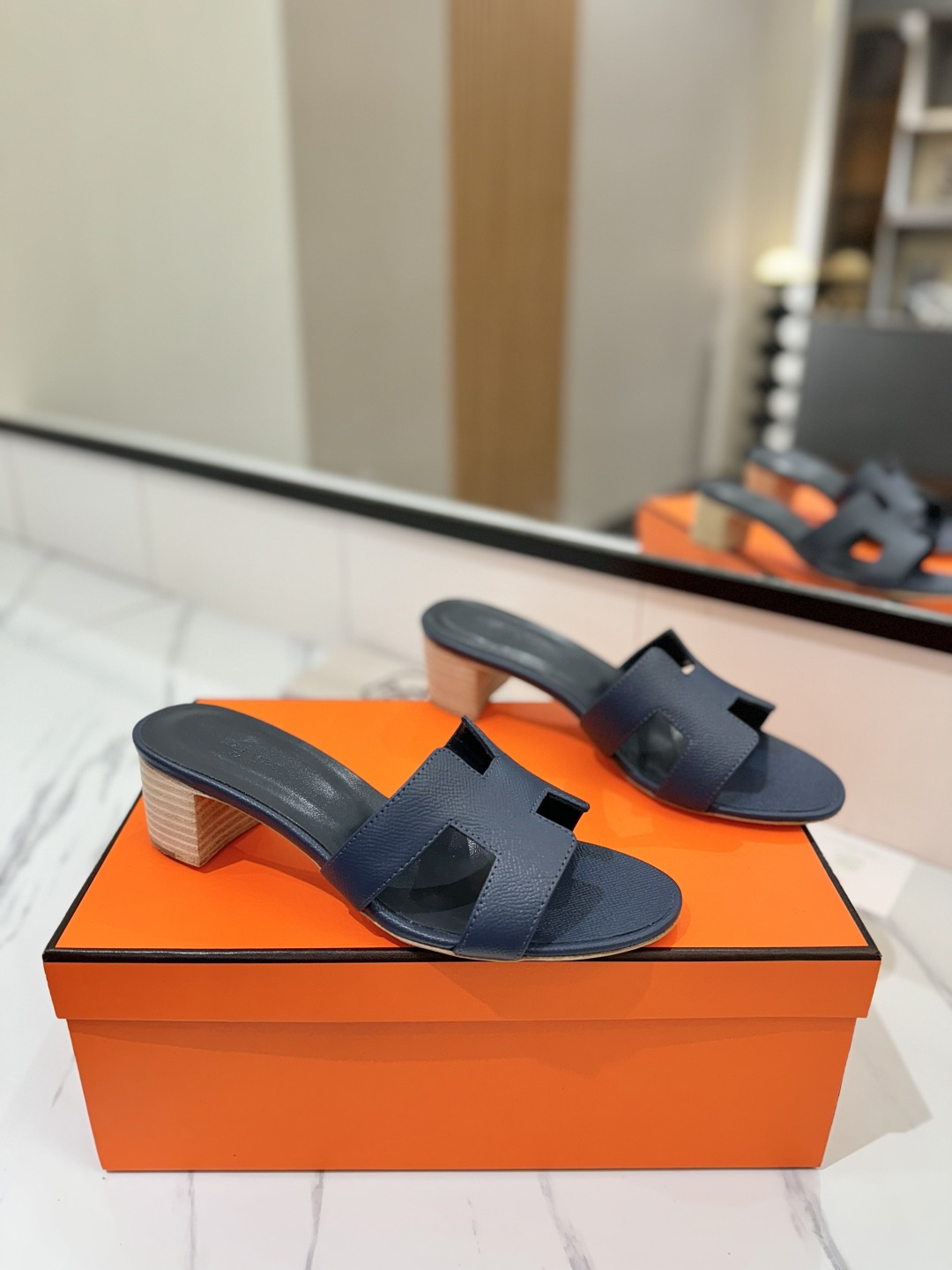 NO:165773,Hermes H's most classic, timeless, high quality, pursuit of perfect workmanship details, comfort of foot, material fabric palm pattern cowhide material mixed-bred sheepskin material footbed mixed-bred sheepskin material outsole Italian leather heel height 4.5cm size 35-40 (34.41.42.43. Custom size), slippers, hermes, hermes, slippers, cowhide, sheepskin19860909Hermes爱马仕H家最经典永不过时高品质追求完美做工细节上脚舒适度 材质面料手掌纹牛皮 材质内里混种羊皮 材质垫脚混种羊皮 材质大底意大利真皮 鞋跟跟高4.5cm 码数35-40（34.41.42.43.定做码数）,拖鞋,hermes,hermes,slippers,cowhide,sheepskin,Women's Shoes