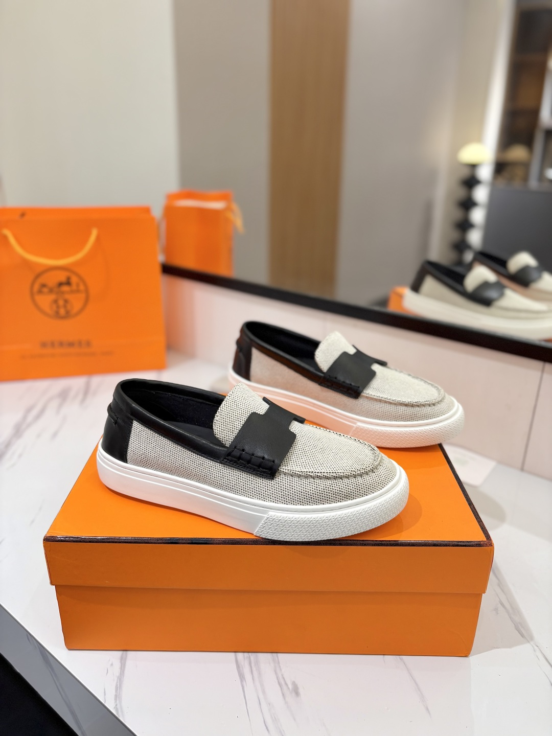 NO:241785,~ Men's size (couple style) Herm*s Kelly shoe button casual loafer shoes are online!  Upgraded version The highest version in the market!  Purchase level quality!  Aristocratic temperament!  The H family rarely produces flat casual shoes and is a style that is matched with classic palladium-plated Kelly shoe buckles!  Create a fashionable urban style, which reflects Hermes' noble and elegant style!  It seems simple but full of details, which are ordinary sneakers. With the Kelly buckle, it instantly beautiful!  (Golden buckle and silver buckle) available. Please note when placing an order. It is super versatile and comfortable. The foot feels very comfortable. Materials and fabrics are imported cowhide   inner lining   foot pads imported sheepskin. Steel-coded original mold opening custom TPU sole. Sizes for women 35-41, male 39-45 (Female 40.41, male 39-45 customized), loafers, hermes, hermes, loafers, sneakers, cowhide, sheepskin, loafers, cowhide, sheepskin,19860909～男码（情侣款) Herm*s 爱仕Kelly鞋扣休闲乐福鞋鞋上线！升级版 市场最高版本！代购级别品质！贵族气质！ H家族很少出平底休闲鞋而且是搭配经典镀钯Kelly鞋扣的款式！打造时尚都市造型,非常体现爱马仕高贵典雅风格！看似简单却细节满满本是平平凡凡的运动鞋 加上Kelly扣瞬间巨美！ (金扣.银扣)可选,下单请备注,超级百搭 脚感很舒服 选材面料进口牛皮  内里 垫脚进口羊皮 钢印编码原版开模定制TPU大底 尺码女35-41、男39-45（女40.41、男39 45订制）,乐福鞋,hermes,hermes,loafers,sneakers,cowhide,sheepskin,Women's Shoes