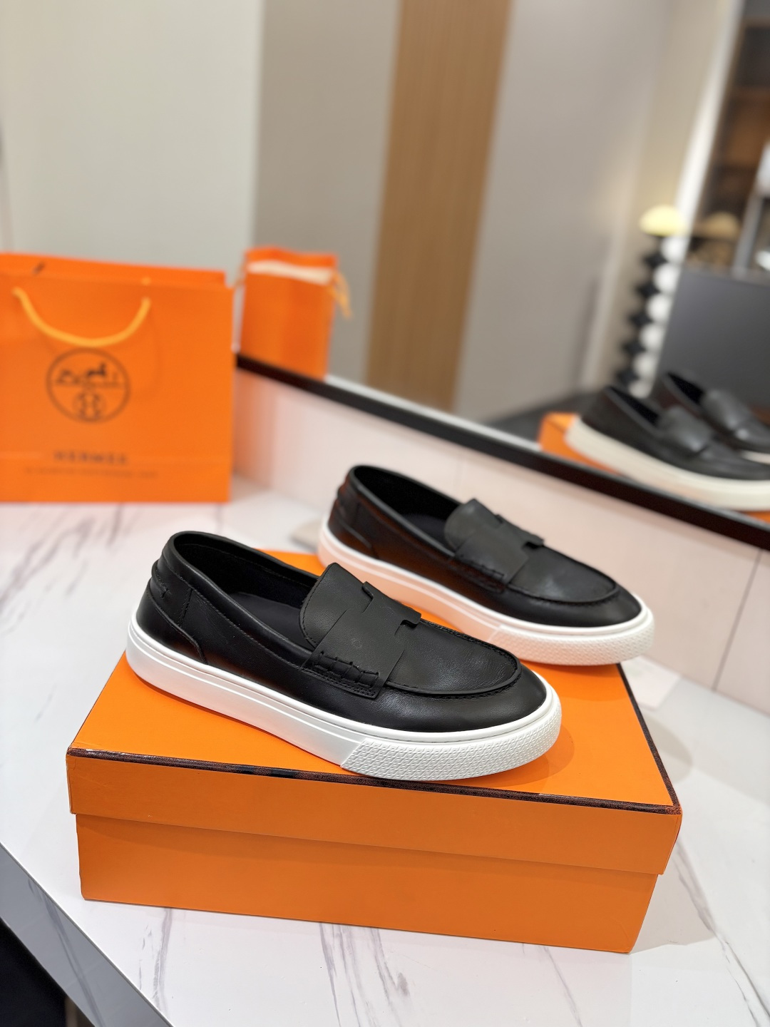 NO:222989,~ Men's size (couple style) Herm*s Kelly shoe button casual loafer shoes are online!  Upgraded version The highest version in the market!  Purchase level quality!  Aristocratic temperament!  The H family rarely produces flat casual shoes and is a style that is matched with classic palladium-plated Kelly shoe buckles!  Create a fashionable urban style, which reflects Hermes' noble and elegant style!  It seems simple but full of details, which are ordinary sneakers. With the Kelly buckle, it instantly beautiful!  (Golden buckle and silver buckle) available. Please note when placing an order. It is super versatile and comfortable. The foot feels very comfortable. Materials and fabrics are imported cowhide   inner lining   foot pads imported sheepskin. Steel-coded original mold opening custom TPU sole. Sizes for women 35-41, male 39-45 (Female 40.41, male 39-45 customized), loafers, hermes, hermes, loafers, sneakers, cowhide, sheepskin, loafers, cowhide, sheepskin,19860909～男码（情侣款) Herm*s 爱仕Kelly鞋扣休闲乐福鞋鞋上线！升级版 市场最高版本！代购级别品质！贵族气质！ H家族很少出平底休闲鞋而且是搭配经典镀钯Kelly鞋扣的款式！打造时尚都市造型,非常体现爱马仕高贵典雅风格！看似简单却细节满满本是平平凡凡的运动鞋 加上Kelly扣瞬间巨美！ (金扣.银扣)可选,下单请备注,超级百搭 脚感很舒服 选材面料进口牛皮  内里 垫脚进口羊皮 钢印编码原版开模定制TPU大底 尺码女35-41、男39-45（女40.41、男39 45订制）,乐福鞋,hermes,hermes,loafers,sneakers,cowhide,sheepskin,Women's Shoes