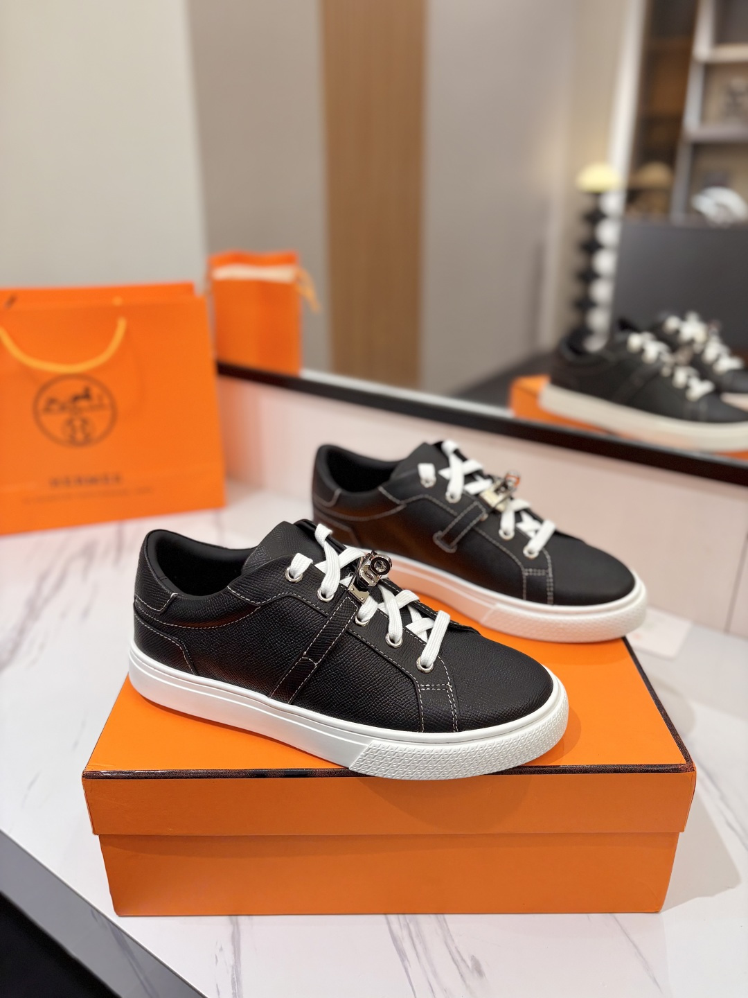 NO:222963,~ Men's size (couple style) Herm*s Kelly shoes with buckle casual white shoes are online!  Upgraded version The highest version in the market!  Purchase level quality!  Aristocratic temperament!  The H family rarely produces flat casual shoes and is a style that is matched with classic palladium-plated Kelly shoe buckles!  Create a fashionable urban style, which reflects Hermes' noble and elegant style!  It seems simple but full of details, which are ordinary sneakers. With the Kelly buckle, it instantly beautiful!  (Golden buckle and silver buckle) available. Please note when placing an order. It is super versatile and comfortable. The foot feels very comfortable. Materials and fabrics are imported cowhide   inner lining   foot pads imported sheepskin. Steel-coded original mold opening custom TPU outsole. Sizes for women 35-41, men 39-45 (for women 40.41, men 39 45 customized), casual shoes/sports shoes, hermes, hermes, sneakers, cowhide, sheepskin19860909～男码（情侣款) Herm*s 爱仕Kelly鞋扣休闲小白鞋上线！升级版 市场最高版本！代购级别品质！贵族气质！ H家族很少出平底休闲鞋而且是搭配经典镀钯Kelly鞋扣的款式！打造时尚都市造型,非常体现爱马仕高贵典雅风格！看似简单却细节满满本是平平凡凡的运动鞋 加上Kelly扣瞬间巨美！ (金扣.银扣)可选,下单请备注,超级百搭 脚感很舒服 选材面料进口牛皮  内里 垫脚进口羊皮 钢印编码原版开模定制TPU大底 尺码女35-41、男39-45（女40.41、男39 45订制）,休闲鞋/运动鞋,hermes,hermes,sneakers,cowhide,sheepskin,Women's Shoes