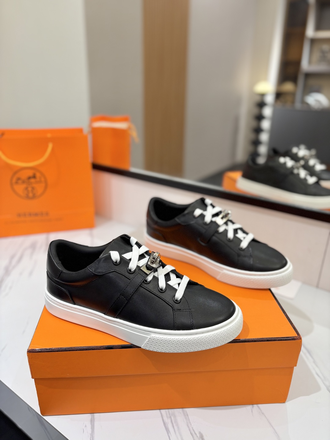 NO:222980,~ Men's size (couple style) Herm*s Kelly shoes with buckle casual white shoes are online!  Upgraded version The highest version in the market!  Purchase level quality!  Aristocratic temperament!  The H family rarely produces flat casual shoes and is a style that is matched with classic palladium-plated Kelly shoe buckles!  Create a fashionable urban style, which reflects Hermes' noble and elegant style!  It seems simple but full of details, which are ordinary sneakers. With the Kelly buckle, it instantly beautiful!  (Golden buckle and silver buckle) available. Please note when placing an order. It is super versatile and comfortable. The foot feels very comfortable. Materials and fabrics are imported cowhide   inner lining   foot pads imported sheepskin. Steel-coded original mold opening custom TPU outsole. Sizes for women 35-41, men 39-45 (for women 40.41, men 39 45 customized), casual shoes/sports shoes, hermes, hermes, sneakers, cowhide, sheepskin19860909～男码（情侣款) Herm*s 爱仕Kelly鞋扣休闲小白鞋上线！升级版 市场最高版本！代购级别品质！贵族气质！ H家族很少出平底休闲鞋而且是搭配经典镀钯Kelly鞋扣的款式！打造时尚都市造型,非常体现爱马仕高贵典雅风格！看似简单却细节满满本是平平凡凡的运动鞋 加上Kelly扣瞬间巨美！ (金扣.银扣)可选,下单请备注,超级百搭 脚感很舒服 选材面料进口牛皮  内里 垫脚进口羊皮 钢印编码原版开模定制TPU大底 尺码女35-41、男39-45（女40.41、男39 45订制）,休闲鞋/运动鞋,hermes,hermes,sneakers,cowhide,sheepskin,Women's Shoes