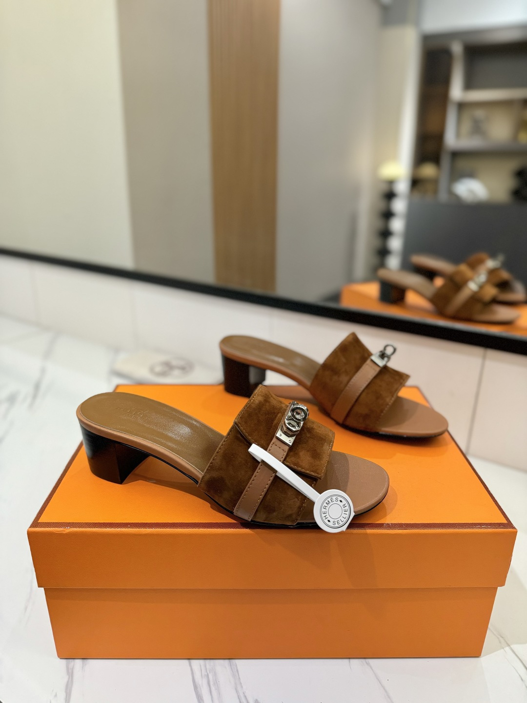 NO:222997,Hermes H's most classic, timeless, high quality, pursuit of perfect workmanship details, comfort of footwear, material fabric sheep tiles, material mixed-bred sheepskin, material footbed mixed-bred sheepskin, material outsole Italian leather, heel height 4.5cm, size 35-40 (34.41.42.43. Custom size), slippers, hermes, hermes, slippers, sheepskin, sheep19860909Hermes爱马仕H家最经典永不过时高品质追求完美做工细节上脚舒适度 材质面料羊猄 材质内里混种羊皮 材质垫脚混种羊皮 材质大底意大利真皮 鞋跟跟高4.5cm 码数35-40（34.41.42.43.定做码数）,拖鞋,hermes,hermes,slippers,sheepskin,sheep,Women's Shoes