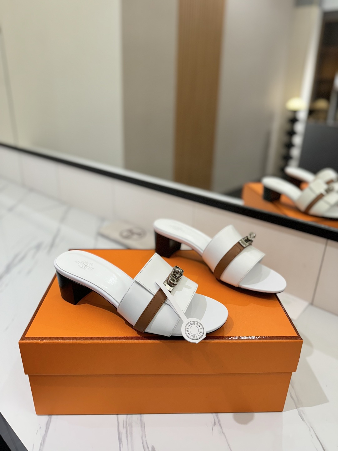 NO:223004,Hermes H's most classic, timeless, high quality, pursuit of perfect workmanship details, comfort of foot, material, flat cowhide, material, mixed-bred sheepskin, material footbed mixed-bred sheepskin, material outsole, Italian leather, heel height 4.5cm, size 35-40 (34.41.42.43. Customized size), slippers, hermes, hermes, slippers, cowhide, sheepskin19860909Hermes爱马仕H家最经典永不过时高品质追求完美做工细节上脚舒适度 材质面料平面牛皮 材质内里混种羊皮 材质垫脚混种羊皮 材质大底意大利真皮 鞋跟跟高4.5cm 码数35-40（34.41.42.43.定做码数）,拖鞋,hermes,hermes,slippers,cowhide,sheepskin,Women's Shoes