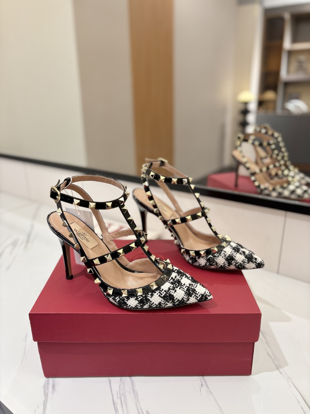 NO:255698,Purchase level VALENTINO Valentino 2025ss counter launches a new classic rivet pointed sandal new color phoenix tail flower lace series. A series of original versions are purchased. Top replicas. Welcome to compare. The stall has the absolute highest quality, instantly sold market goods. 1. The original mold is exclusive color combination. The original method is CNC roller line. The line pinhole is more perfect. 2. The inner lining uses the same mixed-bred sheepskin as the original product. (The inner lining is a whole piece. No splicing is rejected. The inner lining is 3. The latest color matching logo letters are imported from the Italian genuine leather sole. The shape is perfect. 4 sizes 35-39. Customized 34.40.41.42. Original packaging matching. 5 heels 10cm high two-ring strap., high heels, high heels, sheepskin19860909代购级别VALENTINO华伦天奴2025ss专柜推出新款经典铆钉尖头凉鞋新色凤尾花蕾丝格系列 专柜一系列原版购入 顶级复刻 欢迎对比 档口有正品绝对最高品质,秒杀市场货 1原版开模独家颜色调配,原版做法数控罗拉车线,线条针孔更完美 2内里采用跟正品一致混种羊皮,（内里是一整张 无拼接拒绝市场拼接内里 3大底 面最新配色logo字母的进口意大利真皮底 定型完美 4码数35-39 定做34.40.41.42 原版包装配套 5跟高10cm两环带子.,高跟鞋凉鞋,valentino,valentino,sandals,high heels,sheepskin,Women's Shoes