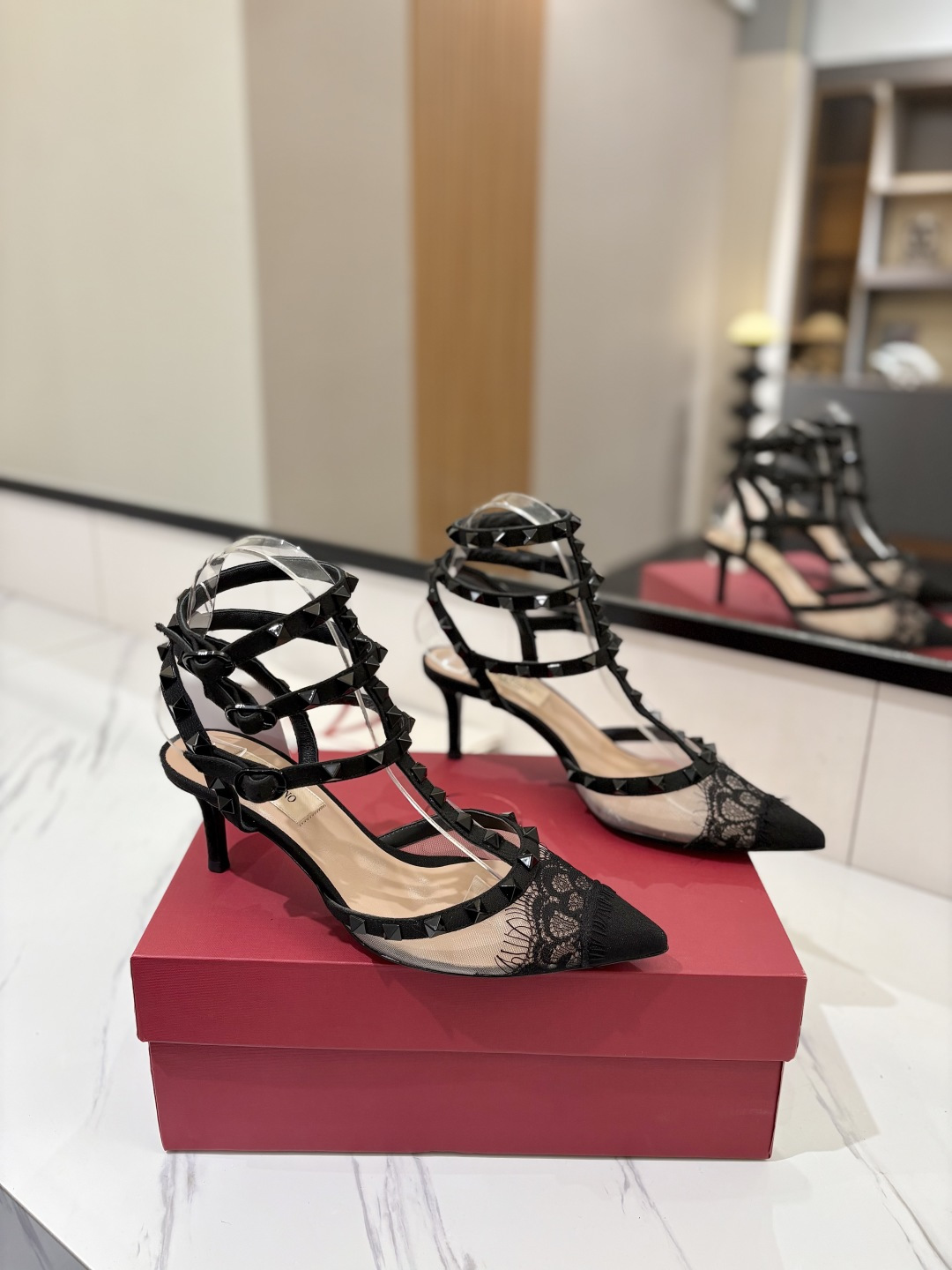 NO:255703,Purchase level VALENTINO Valentino 2025ss counter launches a new classic rivet pointed sandal new color phoenix tail flower lace series. A series of original versions are purchased. Top replicas. Welcome to compare. The stall has the absolute highest quality, instantly sold market goods. 1. The original mold is exclusive color matching. The original method is CNC roller line. The line pinhole is more perfect. 2. The inner lining uses the same mixed-bred sheepskin as the original product. (The inner lining is a whole piece. No splicing is rejected. The inner lining is 3. The latest color matching logo letters are imported from the Italian genuine leather sole. The shape is perfect. 4 sizes 35-39. Customized 34.40.41.42. Original packaging matching. 5 heels 6.5cm 3 loop straps, high heels, sheepskin19860909代购级别VALENTINO华伦天奴2025ss专柜推出新款经典铆钉尖头凉鞋新色凤尾花蕾丝格系列 专柜一系列原版购入 顶级复刻 欢迎对比 档口有正品绝对最高品质,秒杀市场货 1原版开模独家颜色调配,原版做法数控罗拉车线,线条针孔更完美 2内里采用跟正品一致混种羊皮,（内里是一整张 无拼接拒绝市场拼接内里 3大底 面最新配色logo字母的进口意大利真皮底 定型完美 4码数35-39 定做34.40.41.42 原版包装配套 5跟高6.5cm3环带子,高跟鞋凉鞋,valentino,valentino,sandals,high heels,sheepskin,Women's Shoes