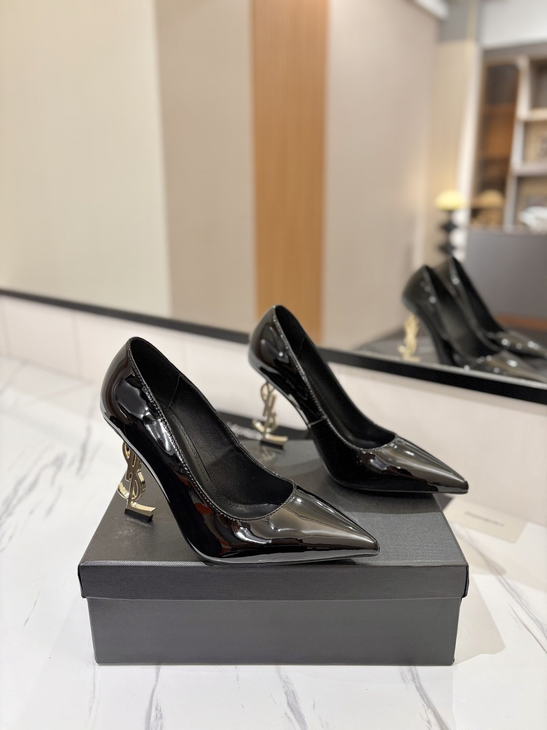 NO:227741,【Saint Lauren YSL Saint Laurent】 Saint Laurent ysl Spring and Summer｜New high heels, beautiful, exquisite and elegant!  I'm very steadily on my feet, so feel free to enter!  The heel is customized with a re-open mold, and the height is the same as the authentic one. Various high-end sexy versions are not suitable for each other. YSL is still the best understanding of women. Upper patent leather, sheepskin. Italian imported genuine leather outsole. Heel height 10.5cm 8.5cm Size: 35-39 (40,41 custom made without return or exchange), single shoes, saint laurent, saint laurent, saint laurent, saint laurent, high heels, sheepskin, Leather soles19860909【Saint Lauren YSL圣罗兰】 圣罗兰ysl 春夏｜高跟鞋新品 绝美 精致 优雅！上脚特别稳,放心入！ 鞋跟是重新开模定制的,高度与正品一致区别 各种不对版高级的性感,ysl 还是最懂女人 鞋面漆皮,羊皮 意大利进口真皮大底 跟高10.5cm 8.5cm Size: 35-39 (40,41订做不退换）,单鞋,saint laurent,saint laurent,saint laurent,high heels,sheepskin,Leather soles,Women's Shoes