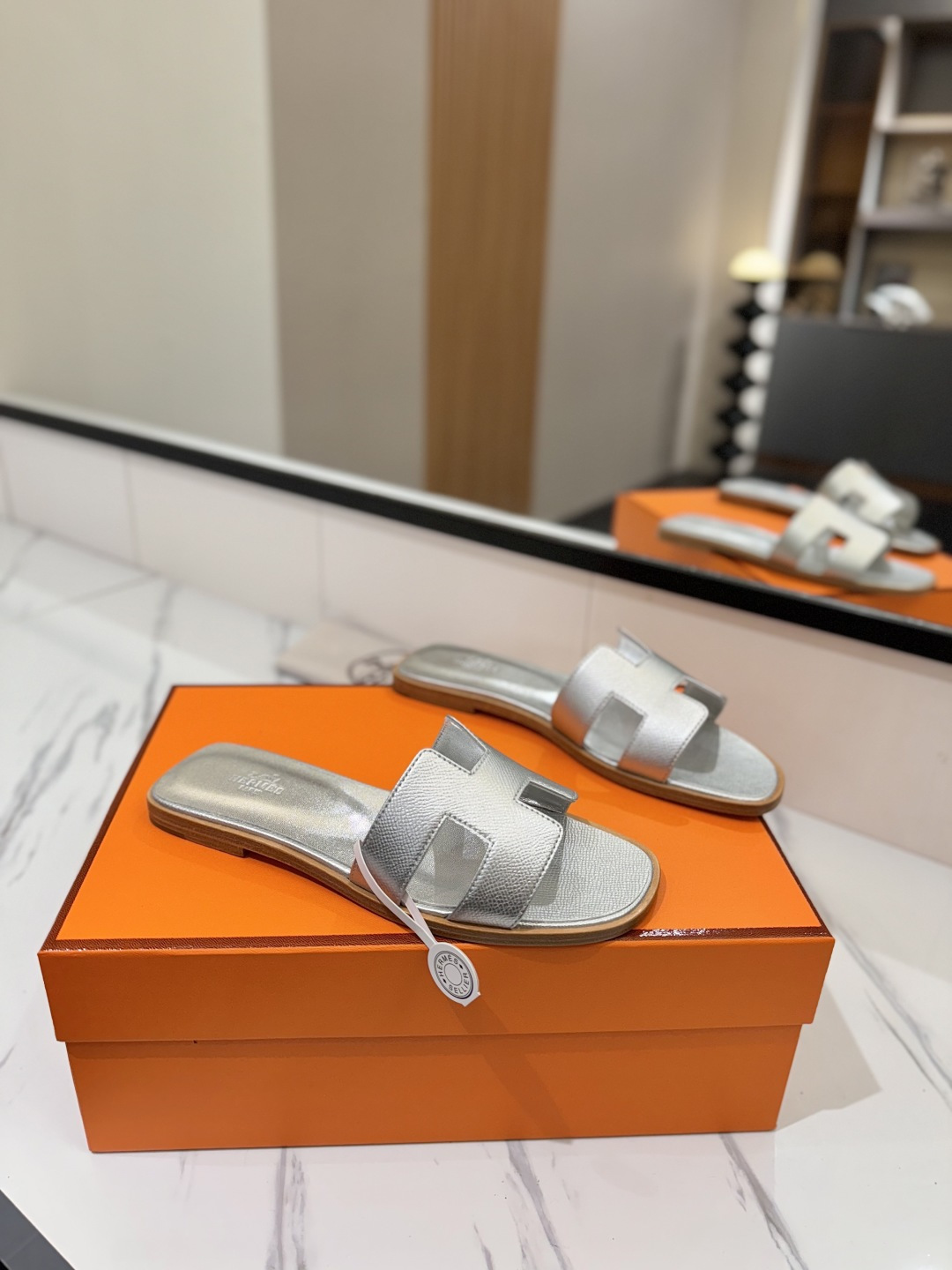 NO:252874,Hermes H's most classic, timeless, high quality, pursuit of perfect workmanship details, comfort of foot, material fabric palm pattern cowhide material mixed-bred sheepskin material foot pad mixed-bred sheepskin material outsole Italian leather pull-bred leather extended strips, size 35-40 (34.41.42.43. Customized size), slippers, hermes, hermes, slippers, cowhide, sheepskin19860909Hermes爱马仕H家最经典永不过时高品质追求完美做工细节上脚舒适度 材质面料手掌纹牛皮 材质内里混种羊皮 材质垫脚混种羊皮 材质大底意大利真皮拉真皮延条 码数35-40（34.41.42.43.定做码数）,拖鞋,hermes,hermes,slippers,cowhide,sheepskin,Women's Shoes