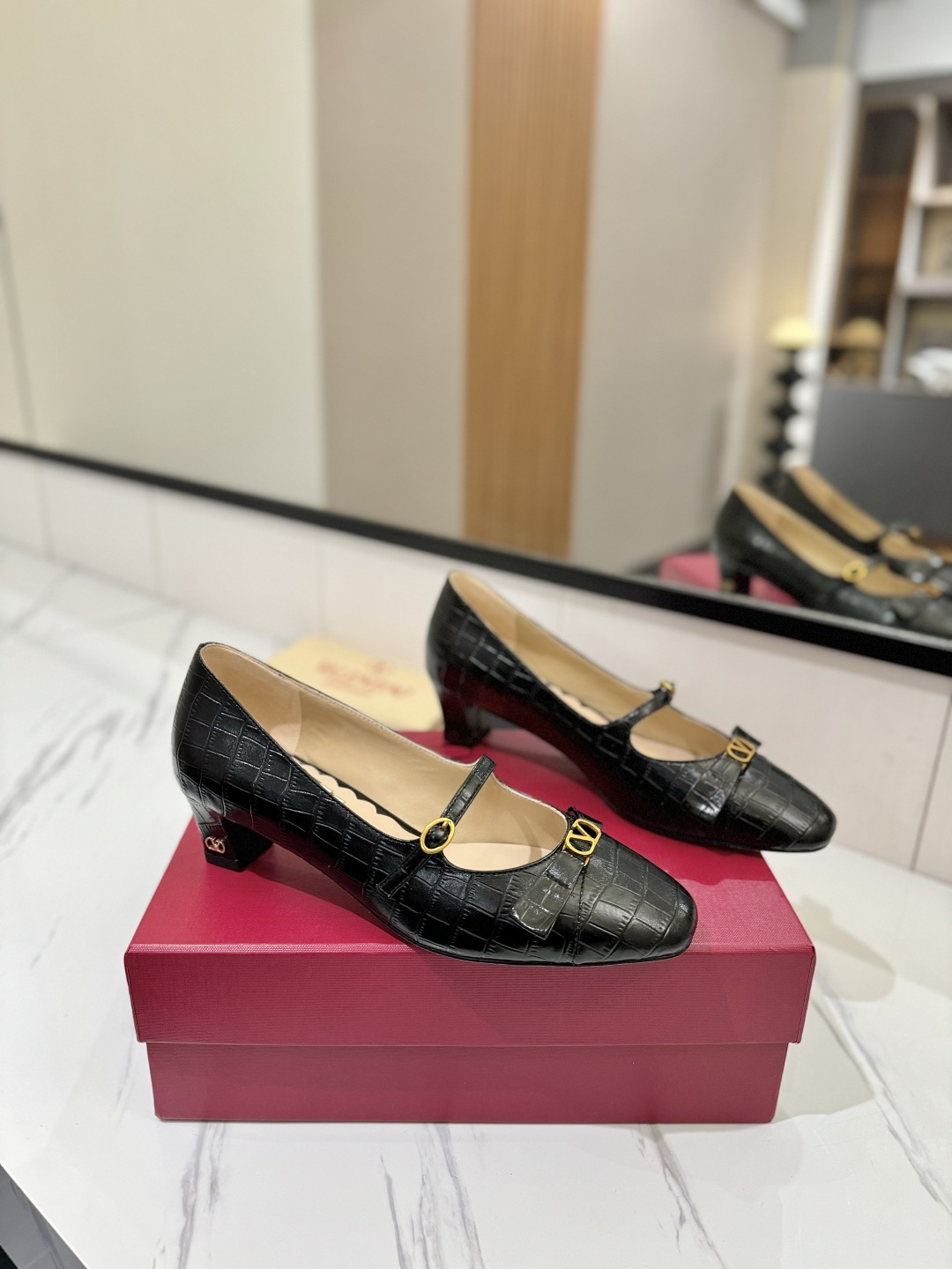 NO:247806,VALENTINO Valentino Classic 2025 Spring and Summer VLOGO SIGNATURE Bow Round Toe Shoe Sport Smooth Lines. Excellent Style Comfortable for Footwear. Slim Slim. Lengthen Leather Lines. Upper Cowhide Inner Sheepskin Sole Genuine Leather Sole Heel Heel Heel Heel 35-39 (40.41.42 Customized, No Return or Exchange), Single Shoes, Valentino, Valentino, Cowhide, Sheepskin, Leather Soles19860909VALENTINO华伦天奴经典2025春夏VLOGO SIGNATURE蝴蝶结圆头单鞋 鞋型线条流畅.版型超赞上脚舒适.显瘦.拉长腿部线条 鞋面牛皮 内里羊皮 鞋底真皮大底 跟高cm 尺码35-39 (40.41.42定制不退不换),单鞋,valentino,valentino,cowhide,sheepskin,Leather soles,Women's Shoes