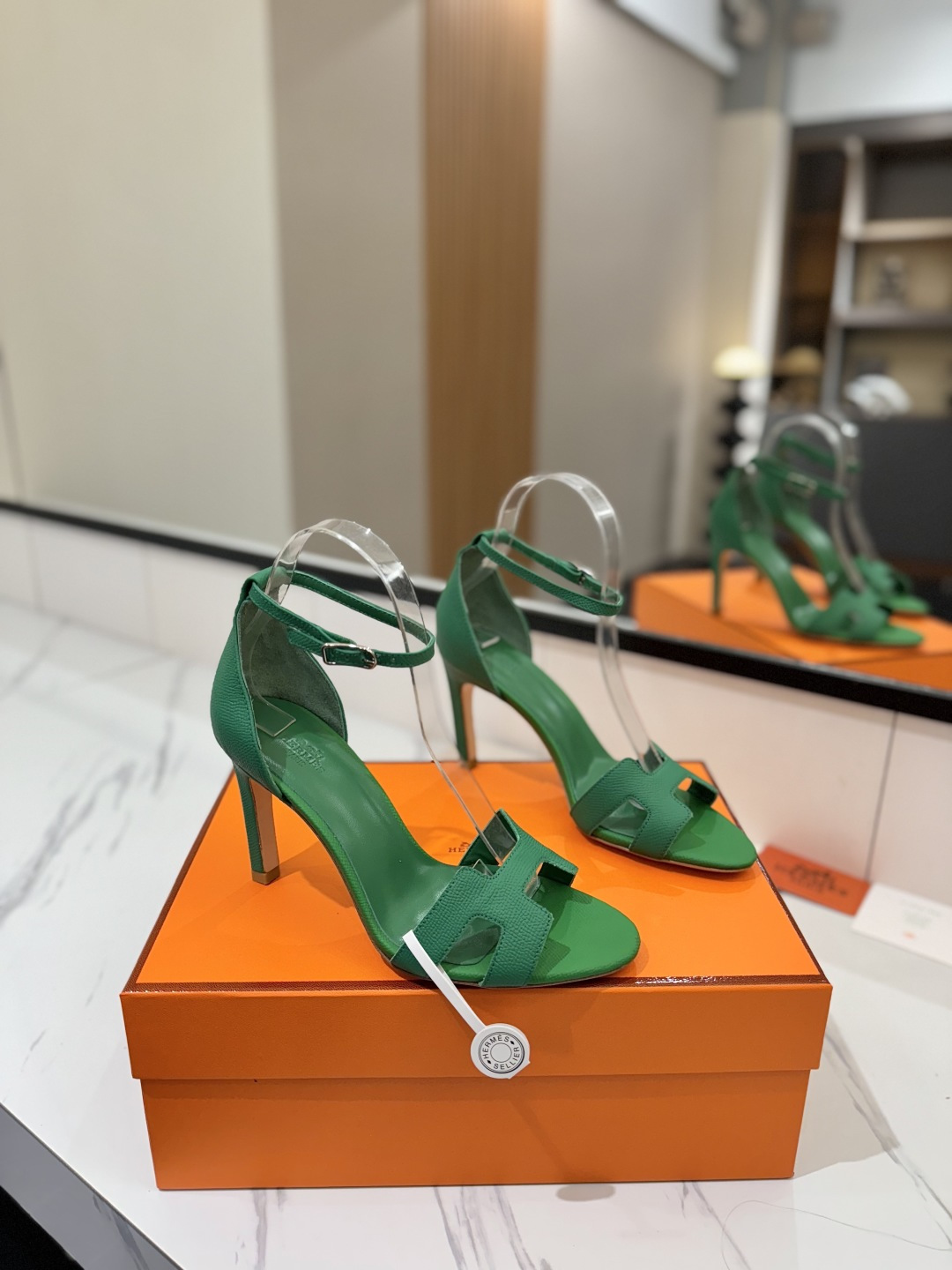 NO:254296,Hermes H's most classic, timeless, high quality, pursuit of perfect workmanship details, comfort of the foot 9cm, easy to control, material fabric palm pattern cowhide, material mixed-bred sheepskin, material foot pad mixed-bred sheepskin, material outsole Italian leather, size 35-40 (34.41.42.43. Customized size), sandals, hermes, hermes, sandals, cowhide, sheepskin19860909Hermes爱马仕H家最经典永不过时高品质追求完美做工细节上脚舒适度9cm轻松驾驭 材质面料手掌纹牛皮 材质内里混种羊皮 材质垫脚混种羊皮 材质大底意大利真皮 码数35-40（34.41.42.43.定做码数）,凉鞋,hermes,hermes,sandals,cowhide,sheepskin,Women's Shoes