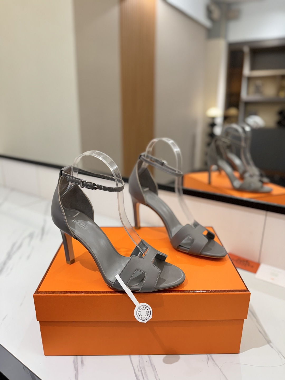 NO:254288,Hermes H's most classic, timeless, high quality, pursuit of perfect workmanship details, comfort of foot 9cm, easy to control, material fabric flat cowhide, material mixed-bred sheepskin, material footbed mixed-bred sheepskin, material outsole Italian leather, size 35-40 (34.41.42.43. Customized size), sandals, hermes, hermes, sandals, cowhide, sheepskin19860909Hermes爱马仕H家最经典永不过时高品质追求完美做工细节上脚舒适度9cm轻松驾驭 材质面料平面牛皮 材质内里混种羊皮 材质垫脚混种羊皮 材质大底意大利真皮 码数35-40（34.41.42.43.定做码数）,凉鞋,hermes,hermes,sandals,cowhide,sheepskin,Women's Shoes