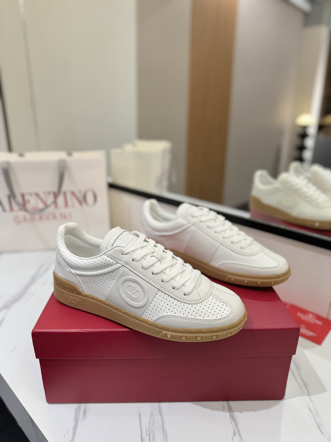 NO:403768,Same price for men and women: VALENTINO counter synchronizes new German training shoes low-top casual sports shoes. Professional and high-end, perfect replica, first-class quality!  All are made of original 1:1 materials, exclusive mold opening!  Fabric cowhide TPU material, comfortable and wear-resistant, brand injection molded insoles, full set of high-end packaging for counters, 1:1 mold opening customization, striving to be flawless!  Couple style women 35-41, men 38-46, casual shoes/sports shoes, valentino, sneakers, cowhide19860909男女同价: VALENTINO专柜同步新款德训鞋低帮休闲运动鞋 专业高端,完美复刻,品质一流！ 全部采用原版1:1材料制作,独家开模！ 面料牛皮 TPU材质大底,舒适耐磨,品牌注塑鞋垫, 全套专柜高端包装 所有细节1:1开模定制,力求完美无瑕！ 情侣款女35-41,男38-46,休闲鞋/运动鞋,valentino,sneakers,cowhide,Women's Shoes