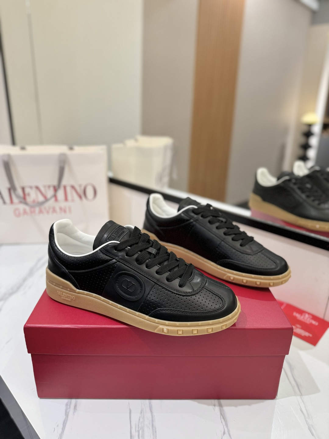 NO:382241,Same price for men and women: VALENTINO counter synchronizes new German training shoes low-top casual sports shoes. Professional and high-end, perfect replica, first-class quality!  All are made of original 1:1 materials, exclusive mold opening!  Fabric cowhide TPU material, comfortable and wear-resistant, brand injection molded insoles, full set of high-end packaging for counters, 1:1 mold opening customization, striving to be flawless!  Couple style women 35-41, men 38-46, casual shoes/sports shoes, valentino, sneakers, cowhide19860909男女同价: VALENTINO专柜同步新款德训鞋低帮休闲运动鞋 专业高端,完美复刻,品质一流！ 全部采用原版1:1材料制作,独家开模！ 面料牛皮 TPU材质大底,舒适耐磨,品牌注塑鞋垫, 全套专柜高端包装 所有细节1:1开模定制,力求完美无瑕！ 情侣款女35-41,男38-46,休闲鞋/运动鞋,valentino,sneakers,cowhide,Women's Shoes