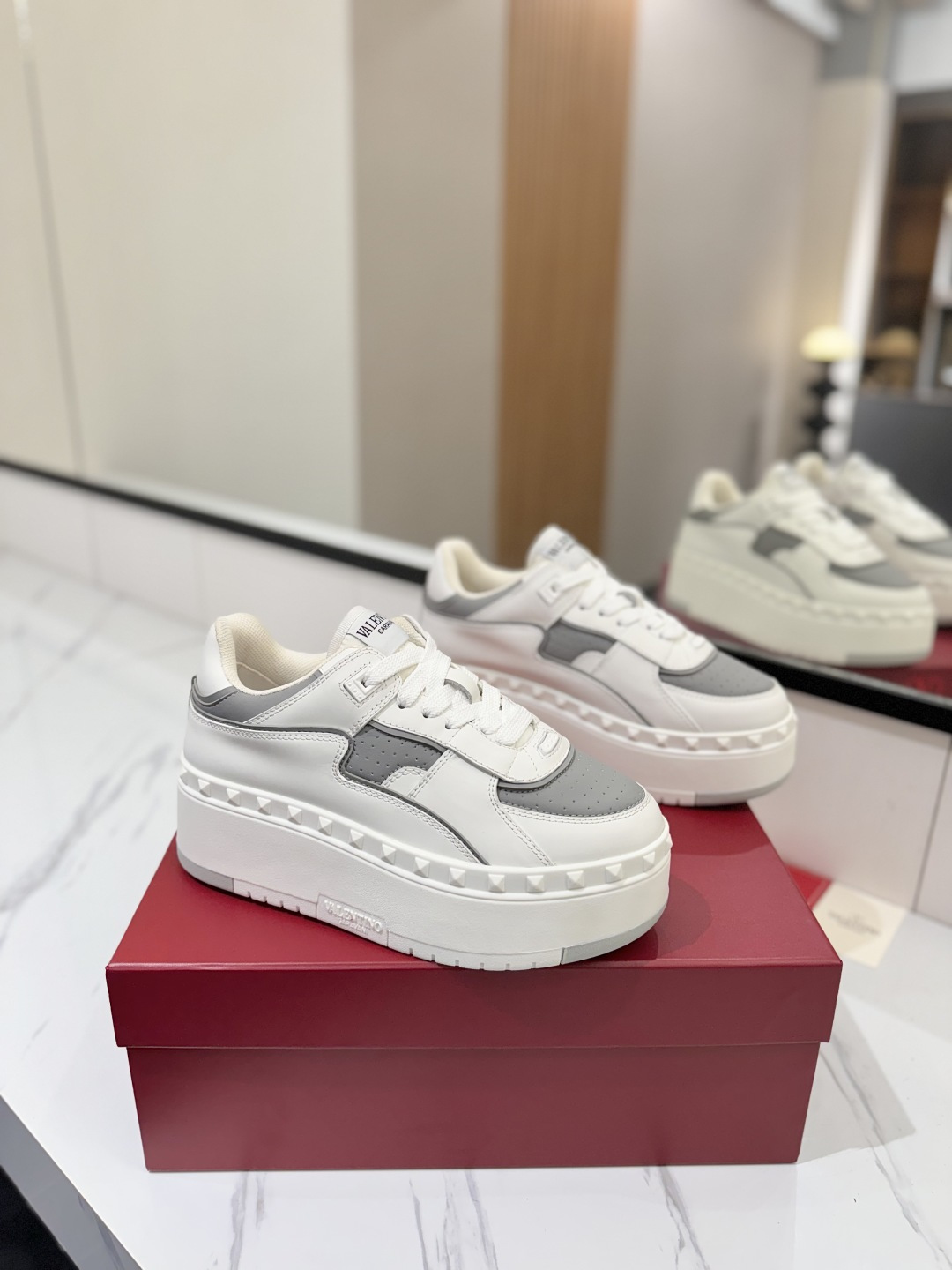NO:382193,VALENTINO counter synchronizes new thick-soled 5.5cm women's casual sneakers. Professional and high-end, perfect replica, first-class quality!  All are made of original 1:1 materials, exclusive mold opening!  Fabric cowhide TPU material, comfortable and wear-resistant, brand injection molded insoles, full set of high-end packaging for counters, 1:1 mold opening customization, striving to be flawless!  Couple model for women 35-41, (40.41 customized size), casual shoes/sports shoes, valentino, sneakers, cowhide19860909VALENTINO专柜同步新款厚底5.5cm女士休闲运动鞋 专业高端,完美复刻,品质一流！ 全部采用原版1:1材料制作,独家开模！ 面料牛皮 TPU材质大底,舒适耐磨,品牌注塑鞋垫, 全套专柜高端包装 所有细节1:1开模定制,力求完美无瑕！ 情侣款女35-41,（40.41定做码数）,休闲鞋/运动鞋,valentino,sneakers,cowhide,Women's Shoes