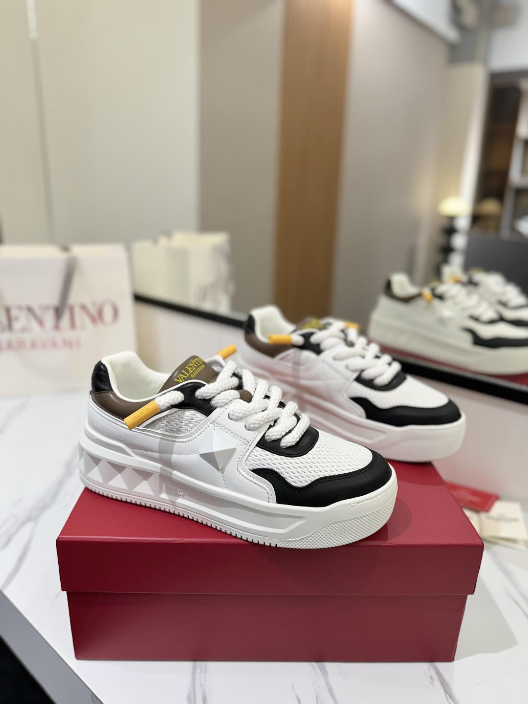 NO:382220,2025 latest summer breathable fashion [Couple Model], a unique design with thick sole, a fashionable family with a thin foot, a fashionable product with a 100-tower foot [Strong] The fabric toe is made of A-grade silk calfskin; the shoe gallbladder is made of breathable material air layer grid tower (using imported pearl ground air layer grid from Italy) Original lasting process, full oil edge series Inner cowhide inner lining + PU hanging mesh foot pad Heel and tongue decoration VaIentin* bas-relief super large rivet details The top version on the market... The original outsole is consistent with the environmentally friendly TPU outsole Features [Strong] Rough no-tire shoelaces Color Official website synchronous color Size women 35-41, men 38-46, (Female 41. Men 38.45.46 customized), casual shoes/sports shoes, sneakers, cowhide198609092025最新夏季透气时尚【情侣 款】,厚底的独特设计时尚一族特现脚瘦一款百塔的时尚产品[强] 面料鞋头采用A级丝绸小牛皮；鞋胆采用透气材质空气层网格塔配（采用意大利进口珠地空气层网格） 原版套楦工艺,全油边系列 内里牛皮内里+PU挂网垫脚 鞋跟和鞋舌装饰VaIentin*浅浮雕式超大铆钉细节 市场上最顶级版本…… 大底原版一致的环保TPU大底 特点[强]粗犷免系鞋带 颜色 官网同步色款 Size女35-41,男38-46,（女41.男38.45.46定做）,休闲鞋/运动鞋,sneakers,cowhide,Women's Shoes