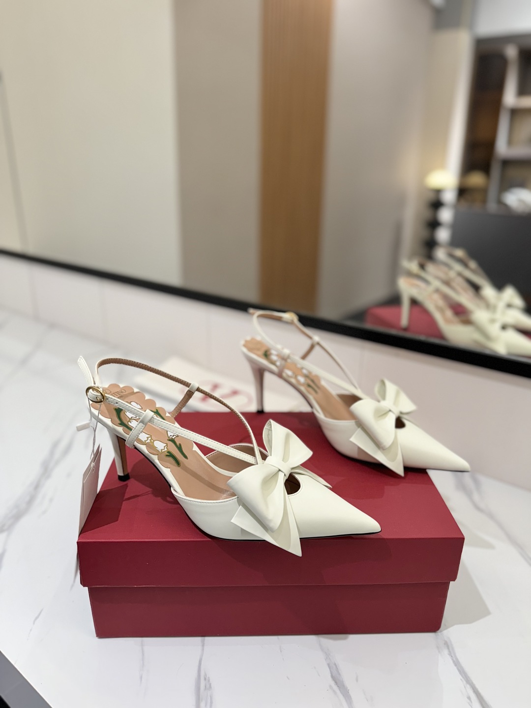 NO:391975,Valentin*25ss bow pointed toe shoes The bow elements are sweet and age-reducing, which makes people look at it. It is simply a sweet and cool perfect match. It can be salty or sweet. My dream shoes. The original bow on the upper, the inner foot padded sheepskin heel height 8cm Italian leather outsole. Size 35-39 (40.41.42 custom made without return), high heels, sandals, valentino, sandals, high heels, sheepskin, Leather soles19860909Valentin*25ss蝴蝶结尖头鞋 蝴蝶结元素甜美又减龄 让人眼前一看 简直就是甜美酷酷的完美适配 可盐可甜 我的梦中情鞋 鞋面原版蝴蝶结,内里垫脚羊皮 跟高8cm 意大利真皮大底 尺码35-39（40.41.42定做不退换）,高跟鞋凉鞋,valentino,sandals,high heels,sheepskin,Leather soles,Women's Shoes