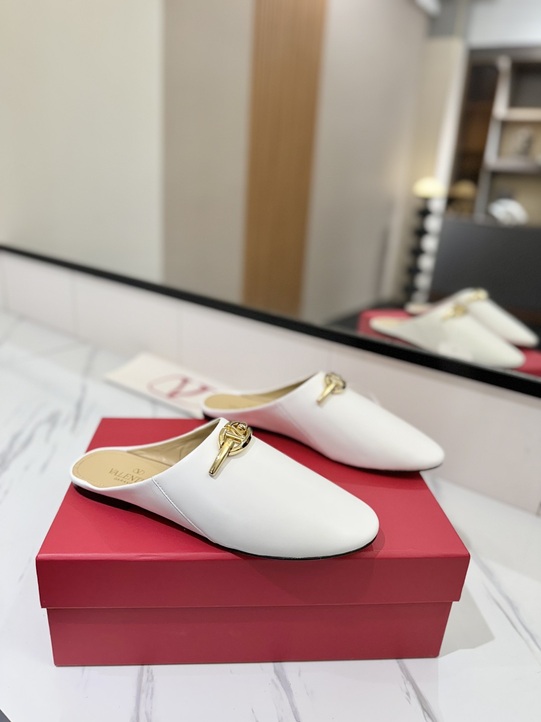 NO:391958,VALENTINO new style - full set of flat-soled slippers, full opening material without splicing, top-level copy, absolutely high quality!  Fashionable and atmospheric, casual and versatile!  Super comfortable semi-torque [Sun] [Sun] 1 upper: sheepskin 2 inner lining: mixed-bred sheepskin 3 hardware buckle 1:1 copy 4 soles: Italian A-grade genuine leather sole 5 sizes: 35-39 (40.41.42 can be customized without return or exchange) The counter is complete with original packaging!  , semi-drag, valentino, valentino, slippers, sheepskin, Leather soles19860909VALENTINO华伦天奴 新款-全套包平底拖鞋, 整张开料无拼接,顶级复制,绝对高品质！时尚大气,随意百搭！超级舒适的一款半拖[太阳][太阳] 1鞋面:羊皮 2内里:混种羊皮 3五金扣1:1复制 4大底:意大利A级真皮大底 5码数:35-39(40.41.42可订做不退不换) 专柜全套原版包装！,半拖,valentino,valentino,slippers,sheepskin,Leather soles,Women's Shoes