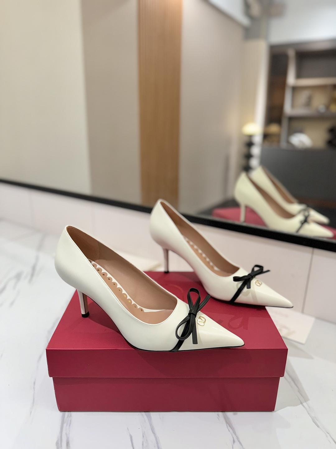 NO:416991,VALENTINO new style - the latest single shoe on sale, beautiful and versatile, with a small bow on the heel, ladylike and yet capable, super comfortable and beautiful to the feet. Imported cowhide upper, inner foot padded sheepskin, outsole Italian leather foot padded, heel high heels 8.5cm, size 35-39 (40.41.42 custom made without return), high heels single shoe, valentino, valentino, high heels, cowhide, sheepskin19860909VALENTINO华伦天奴 新款-最新上市的一款单鞋,好看又百搭,后跟带加小蝴蝶结设计淑女又不失干练气质上脚超级舒服美到窒息 鞋面进口牛皮 内里垫脚羊皮 大底意大利真皮垫脚 跟高高跟8.5cm 码数35-39（40.41.42定做不退换）,高跟鞋单鞋,valentino,valentino,high heels,cowhide,sheepskin,Women's Shoes