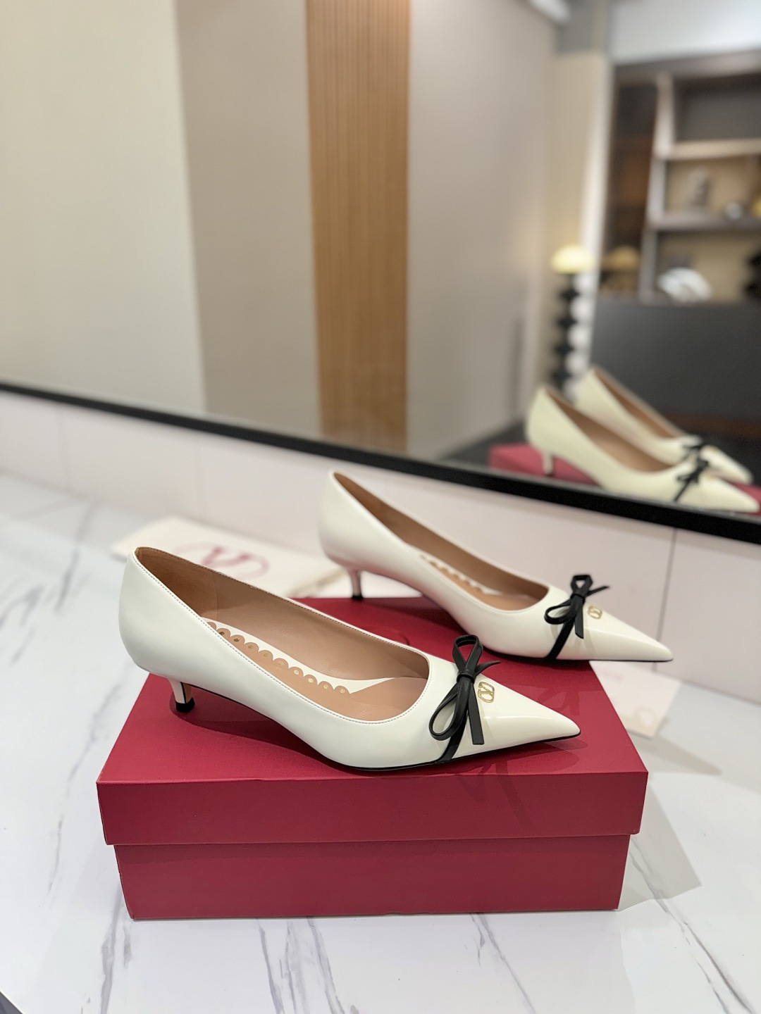 NO:417000,VALENTINO new style - the latest single shoe on sale, beautiful and versatile, with a small bow on the heel, ladylike and yet capable, super comfortable and beautiful to the feet. Imported cowhide upper, inner foot padded sheepskin, outsole Italian leather foot padded, heel high heels 4.5cm, size 35-39 (40.41.42 custom made without return), high heels single shoe, valentino, valentino, high heels, cowhide, sheepskin19860909VALENTINO华伦天奴 新款-最新上市的一款单鞋,好看又百搭,后跟带加小蝴蝶结设计淑女又不失干练气质上脚超级舒服美到窒息 鞋面进口牛皮 内里垫脚羊皮 大底意大利真皮垫脚 跟高高跟4.5cm 码数35-39（40.41.42定做不退换）,高跟鞋单鞋,valentino,valentino,high heels,cowhide,sheepskin,Women's Shoes