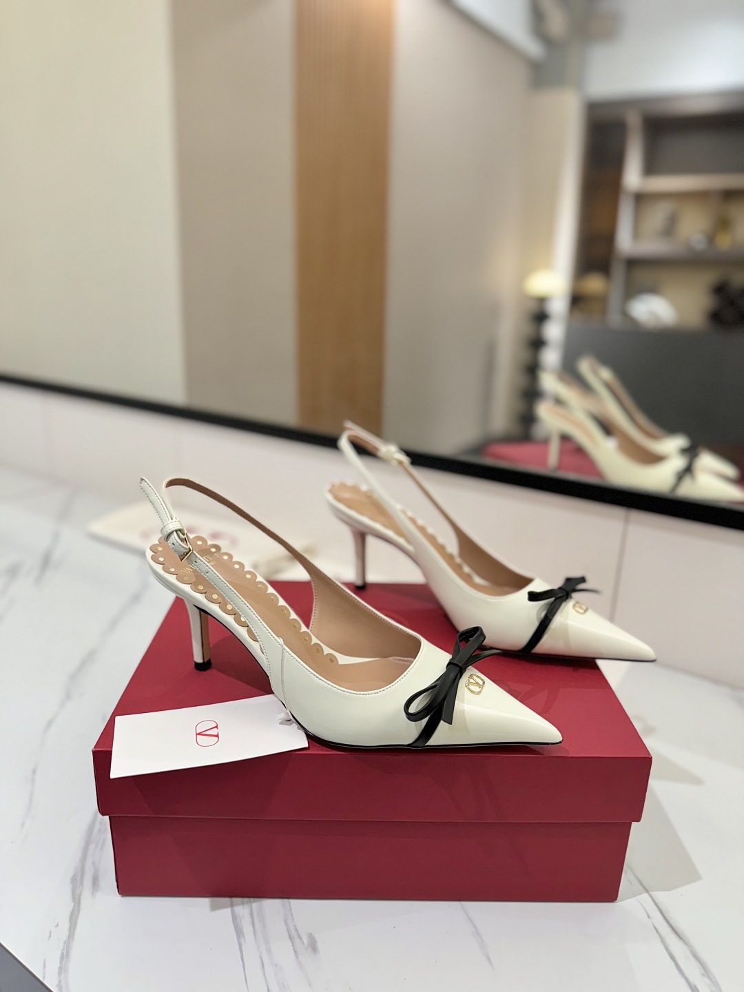 NO:403784,VALENTINO new model - the latest sandals on sale, beautiful and versatile, with a small bow on the heel, ladylike and yet capable, super comfortable and beautiful to the feet. Imported cowhide upper, inner foot padding sheepskin, outsole Italian leather foot padding, heel high heels 8.5cm, size 35-39 (40.41.42 custom made without return), high heels sandals, valentino, valentino, sandals, high heels, cowhide, sheepskin19860909VALENTINO华伦天奴 新款-最新上市的一款凉鞋,好看又百搭,后跟带加小蝴蝶结设计淑女又不失干练气质上脚超级舒服美到窒息 鞋面进口牛皮 内里垫脚羊皮 大底意大利真皮垫脚 跟高高跟8.5cm 码数35-39（40.41.42定做不退换）,高跟鞋凉鞋,valentino,valentino,sandals,high heels,cowhide,sheepskin,Women's Shoes