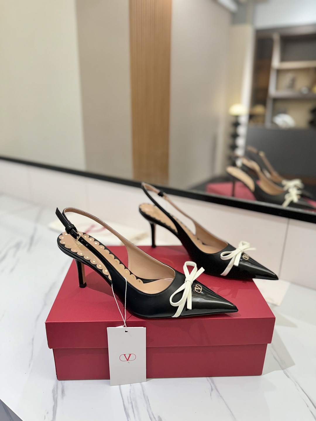 NO:416951,VALENTINO new model - the latest sandals on sale, beautiful and versatile, with a small bow on the heel, ladylike and yet capable, super comfortable and beautiful to the feet. Imported cowhide upper, inner foot padding sheepskin, outsole Italian leather foot padding, heel high heels 8.5cm, size 35-39 (40.41.42 custom made without return), high heels sandals, valentino, valentino, sandals, high heels, cowhide, sheepskin19860909VALENTINO华伦天奴 新款-最新上市的一款凉鞋,好看又百搭,后跟带加小蝴蝶结设计淑女又不失干练气质上脚超级舒服美到窒息 鞋面进口牛皮 内里垫脚羊皮 大底意大利真皮垫脚 跟高高跟8.5cm 码数35-39（40.41.42定做不退换）,高跟鞋凉鞋,valentino,valentino,sandals,high heels,cowhide,sheepskin,Women's Shoes