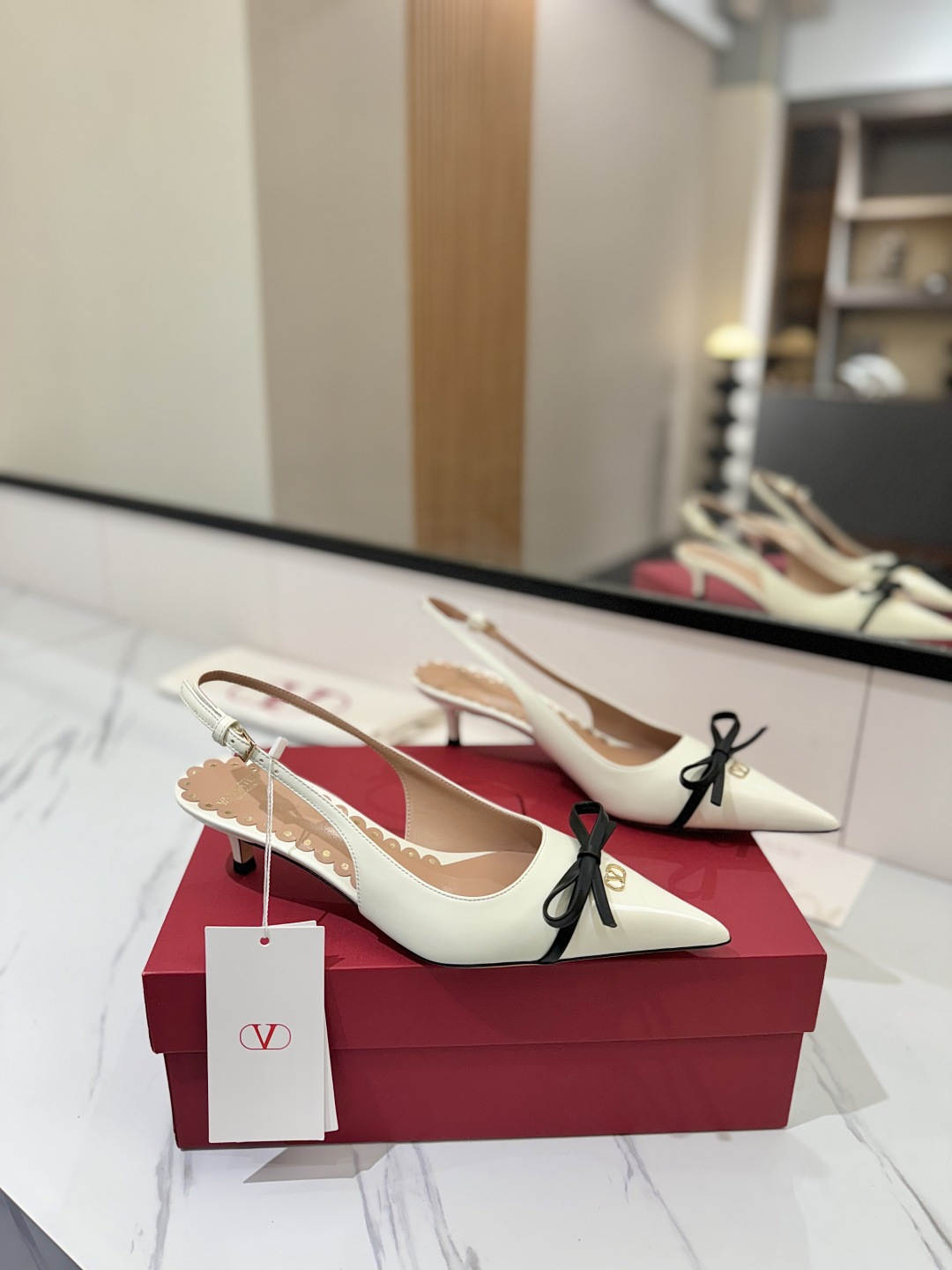 NO:416958,VALENTINO new model - the latest sandals on the market, beautiful and versatile, with a small bow on the heel, ladylike and yet capable, super comfortable and beautiful to the feet. Imported cowhide upper, inner foot padded sheepskin, outsole Italian leather foot padded, heel high heels 4.5cm, size 35-39 (40.41.42 custom made without return), high heels sandals, valentino, valentino, sandals, high heels, cowhide, sheepskin19860909VALENTINO华伦天奴 新款-最新上市的一款凉鞋,好看又百搭,后跟带加小蝴蝶结设计淑女又不失干练气质上脚超级舒服美到窒息 鞋面进口牛皮 内里垫脚羊皮 大底意大利真皮垫脚 跟高高跟4.5cm 码数35-39（40.41.42定做不退换）,高跟鞋凉鞋,valentino,valentino,sandals,high heels,cowhide,sheepskin,Women's Shoes