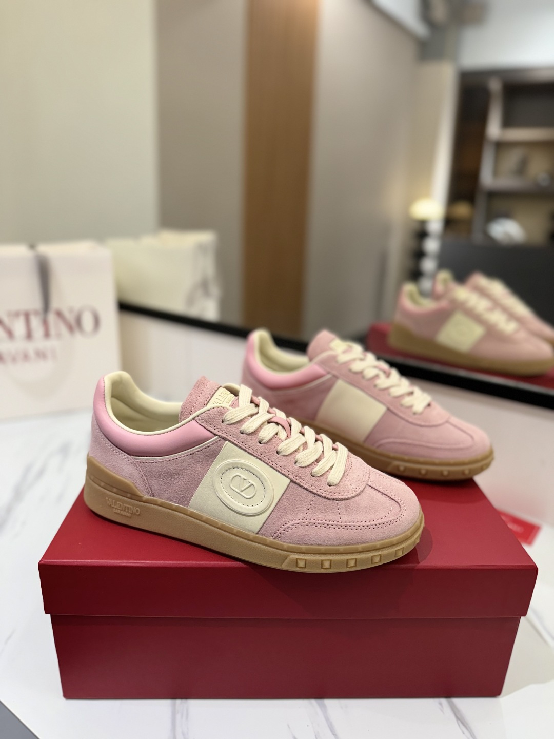 NO:391950,Same price for men and women: VALENTINO counter synchronizes new German training shoes low-top casual sports shoes. Professional and high-end, perfect replica, first-class quality!  All are made of original 1:1 materials, exclusive mold opening!  Fabric cowhide TPU material, comfortable and wear-resistant, brand injection molded insoles, full set of high-end packaging for counters, 1:1 mold opening customization, striving to be flawless!  Couple style women 35-41, men 38-46, casual shoes/sports shoes, valentino, sneakers, cowhide19860909男女同价: VALENTINO专柜同步新款德训鞋低帮休闲运动鞋 专业高端,完美复刻,品质一流！ 全部采用原版1:1材料制作,独家开模！ 面料牛皮 TPU材质大底,舒适耐磨,品牌注塑鞋垫, 全套专柜高端包装 所有细节1:1开模定制,力求完美无瑕！ 情侣款女35-41,男38-46,休闲鞋/运动鞋,valentino,sneakers,cowhide,Women's Shoes