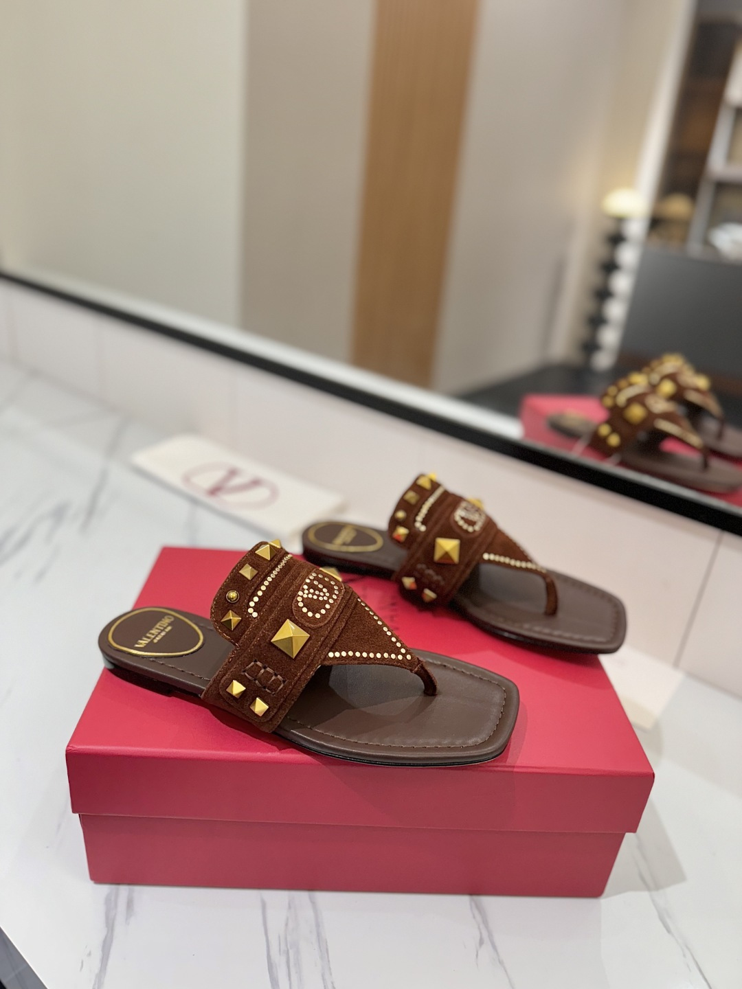 NO:403790,VALENTINO Valentino New - Classic rivet clip-leg flat-soled slippers, original 1:1 replica, absolutely high quality!  Fashionable and casual, full of summer style!  It is the best choice for all ladies in the hot midsummer [Applause] [Applause] 1 Upper: Cowhide 2 Inner: Mixed sheepskin 3 Hardware buckle: Private mold opening 1:1 copy 4 sole: Italian A-grade leather sole 5 sizes: 35-39 (40.41.42 can be customized without return or exchange) The full set of original packaging for the counter!  , split-toe shoes, valentino, valentino, slippers, cowhide, sheepskin, Leather soles19860909VALENTINO华伦天奴 新款-经典铆钉夹脚平底拖鞋, 原版1:1复刻,绝对高品质！时尚随性,满载夏日风采！是各位小姐姐在炎热仲夏里的不二之选[鼓掌][鼓掌] 1鞋面:牛皮 2内里:混种羊皮 3五金扣:私家开模1:1复制 4大底:意大利A级真皮大底 5码数:35-39(40.41.42可订做不退不换) 专柜全套原版包装！,分趾鞋,valentino,valentino,slippers,cowhide,sheepskin,Leather soles,Women's Shoes