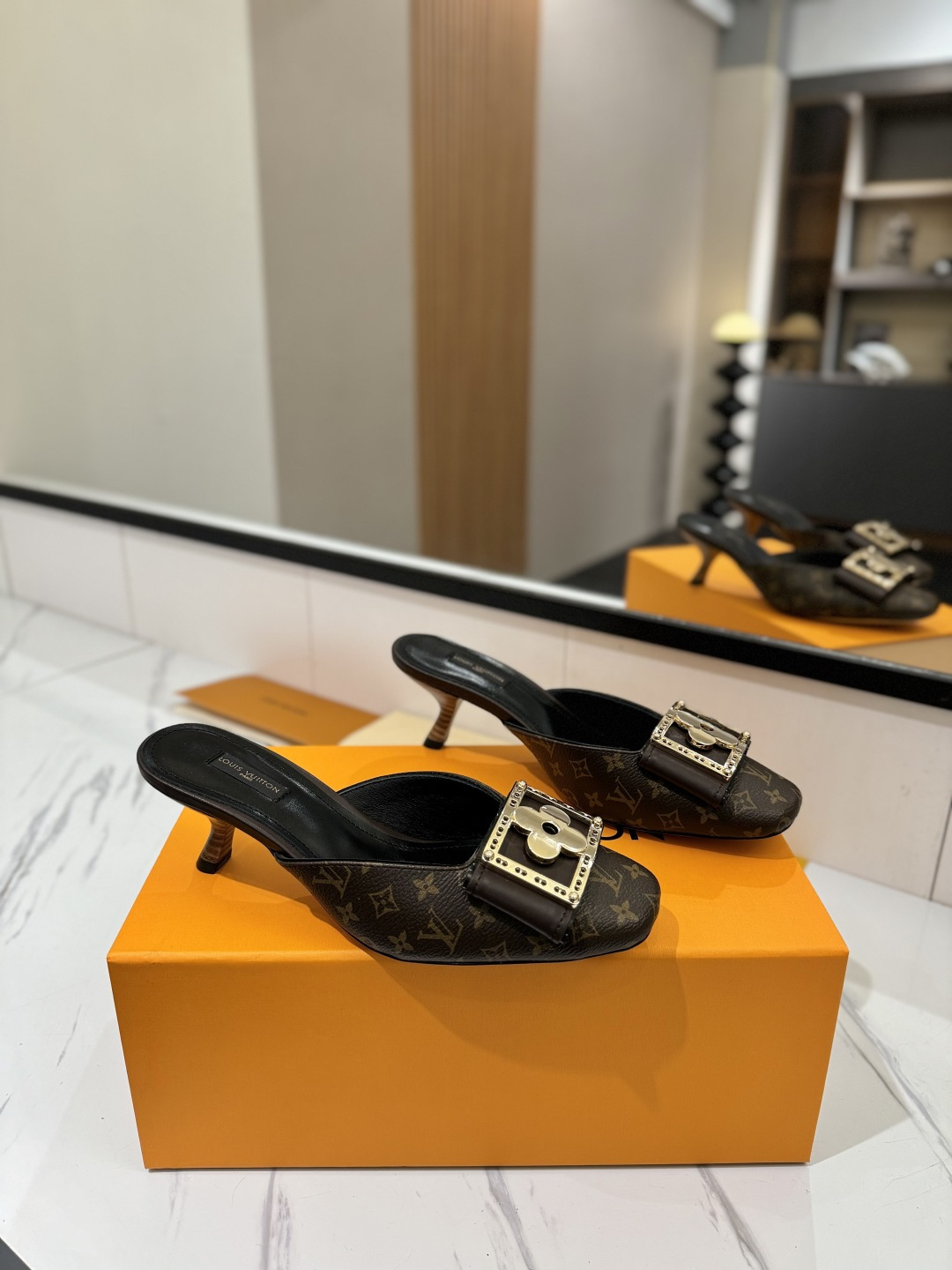 NO:392744,The latest L counter latest catwalk sandals, the official website series is updated simultaneously, the perfect last + LV new element button design, full of femininity, noble temperament, original inverted mold last, the ultimate 1:1 shape, high-end quality, imported high-end fabrics present a delicate texture!  Fabric LV presbyterian leather/LV denim, high-quality soft sheepskin lining, imported goatskin with foot pads, open mold custom A-grade high-definition private mold bottom, luxurious packaging!  Private model heel 5 cm layered leather heels, size 34-42, (34, 40, 41, 42 custom-made, no return or exchange), high heels, slippers, louis vuitton, sandals, high heels, slippers, sheepskin19860909最新 L 家专柜最新走秀款凉鞋、官网系列同步更新、完美楦型+LV新元素扣子设计、女人味十足、高贵气质、原版倒模楦型,极致1:1形体,高端品质、进口高端面料呈现出精致质感！ 面料LV老花皮/LV牛仔布 内里优质柔软羊皮里 垫脚进口山羊皮 开模定制A级高密私模大底,奢华包装！ 私模跟5公分层皮跟 码数34-42、（34、40、41、42定制不退换）,高跟鞋拖鞋,louis vuitton,sandals,high heels,slippers,sheepskin,Women's Shoes