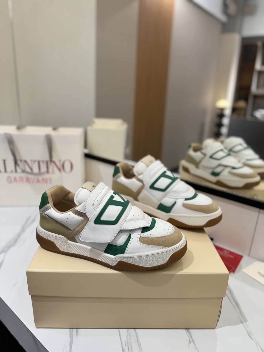 Valentino Garavani Sneakers met Velcro en V-detail - Stijlvol en Comfortabel