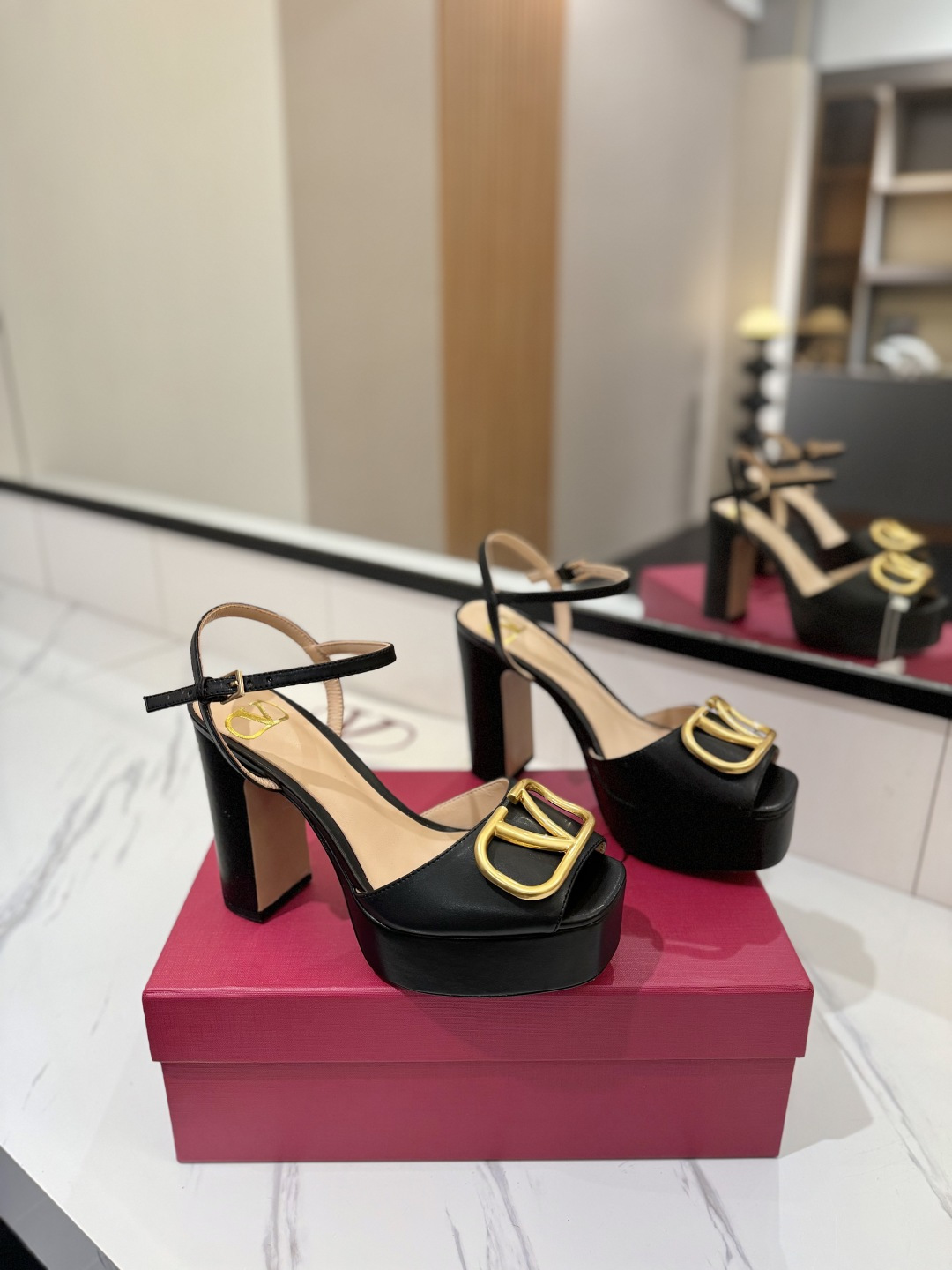 NO:416984,Warren VALENTINO2025 - Hentian high thick heels high heels sandals same as the star style, the feet become long legs in seconds, upper sheepskin, inner lining and foot pad mixed breed sheepskin sole Italian A-grade leather sole 4cm, heel height 11.5cm, size 35-39 (40.41.42 custom made, no return or replacement), high heels sandals, valentino, valentino, sandals, high heels, sheepskin, Leather soles19860909华伦VALENTINO2025款-恨天高粗跟高跟凉鞋 明星同款 上脚秒变大长腿 鞋面羊皮 内里及垫脚混种羊皮 鞋底意大利A级真皮大底 水台4cm 跟高11.5cm 码数35-39码（40.41.42定做不退不换）,高跟鞋凉鞋,valentino,valentino,sandals,high heels,sheepskin,Leather soles,Women's Shoes