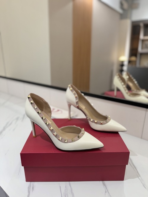 Valentino Garavani White Patent Leather Rockstud Pumps Classic Design 1 Valentino Garavani White Patent Leather Rockstud Pumps Classic Design