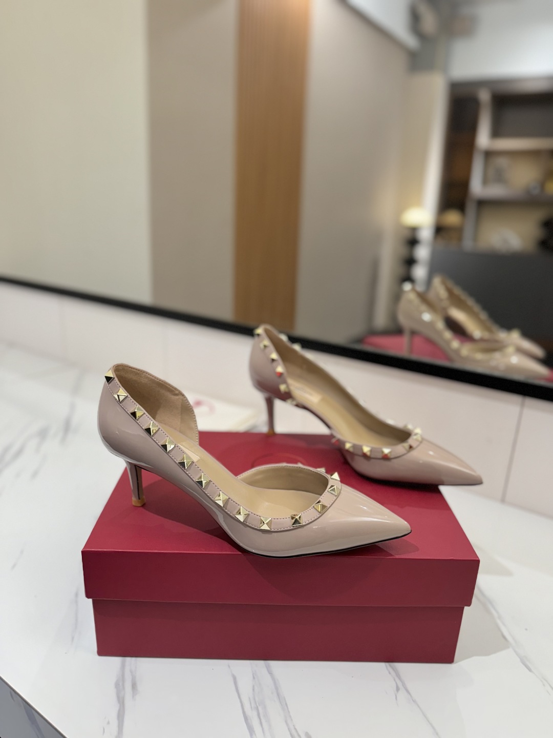 NO:416978,Valentino/Valentino Rivet VT classic single shoes, top replica!  The side curve is perfect, the original mold-opening custom rivets are customized. The special textured hardware sets off a full sense of high-end, giving you an authentic foot feel!  First choice for high-end customers [Material] Original imported customized patent leather upper, original imported goat skin, outsole imported pearl leather outsole, heel height 6.5CM, size 35-39 [34, 40, 41, 42 customized, non-return and exchange], high heels, valentino, valentino, high heels, sheepskin, Leather soles19860909Valentino/华伦天奴铆钉 VT经典单鞋,顶级复刻！侧身弧线完美,原版开模定制不生锈铆钉 特别有质感的五金衬托出满满的高级感,带给您正品级的脚感！供高端客户首选【材质】 鞋面原版进口定制漆皮 内里原版进口山羊皮 大底进口珠光真皮大底 跟高6.5CM 码数35-39【34,40,41,42定做不退换】,高跟鞋单鞋,valentino,valentino,high heels,sheepskin,Leather soles,Women's Shoes