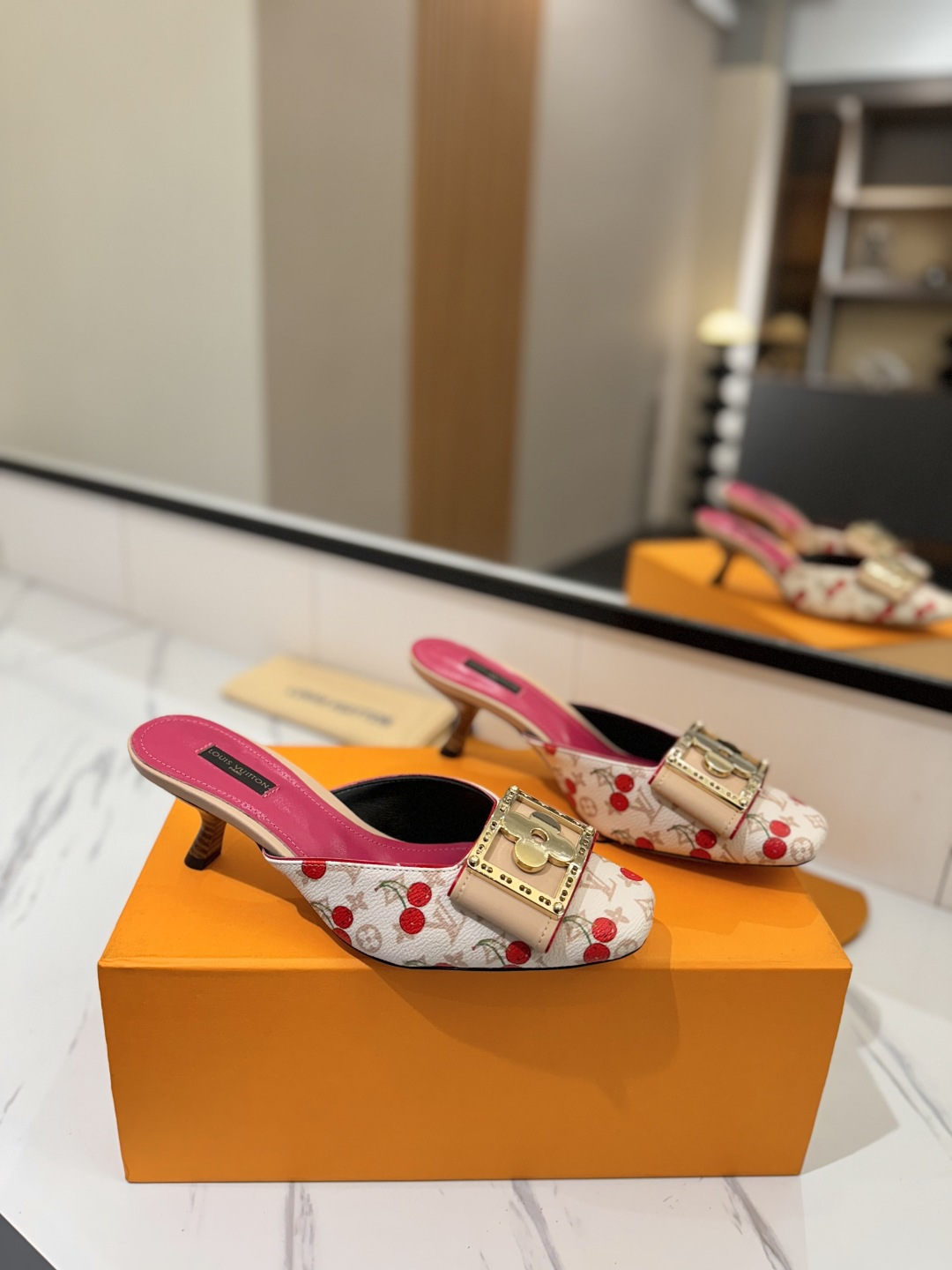 NO:407485,The latest L counter latest catwalk sandals, the official website series is updated simultaneously, the perfect last + LV new element button design, full of femininity, noble temperament, original inverted mold last, the ultimate 1:1 shape, high-end quality, imported high-end fabrics present a delicate texture!  Fabric LV presbyterian leather/LV denim, high-quality soft sheepskin lining, imported goatskin with foot pads, open mold custom A-grade high-definition private mold bottom, luxurious packaging!  Private model heel 5 cm layered leather heels, size 34-42, (34, 40, 41, 42 custom-made, no return or exchange), high heels, slippers, louis vuitton, sandals, high heels, slippers, sheepskin19860909最新 L 家专柜最新走秀款凉鞋、官网系列同步更新、完美楦型+LV新元素扣子设计、女人味十足、高贵气质、原版倒模楦型,极致1:1形体,高端品质、进口高端面料呈现出精致质感！ 面料LV老花皮/LV牛仔布 内里优质柔软羊皮里 垫脚进口山羊皮 开模定制A级高密私模大底,奢华包装！ 私模跟5公分层皮跟 码数34-42、（34、40、41、42定制不退换）,高跟鞋拖鞋,louis vuitton,sandals,high heels,slippers,sheepskin,Women's Shoes