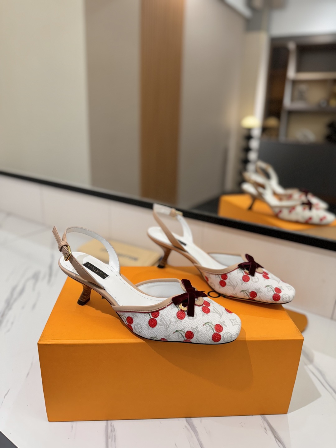 NO:819250,2026 latest L's counter latest catwalk sandals, official website series updated simultaneously, perfect last + LV new element button design, full of femininity, noble temperament, original inverted last, ultimate 1:1 shape, high-end quality, imported high-end fabrics showing exquisite texture!  Fabric: LV presbyopia leather/LV denim, lining of high-quality soft sheepskin, foot pads of imported goatskin, custom-made A-grade high-density private mold outsole, luxurious packaging!  Private model heel 5 cm layered leather heel, size 34-42, (34, 40, 41, 42 customized, non-refundable), high heels and sandals, louis vuitton, sandals, high heels, sheepskin198609092026最新 L 家专柜最新走秀款凉鞋、官网系列同步更新、完美楦型+LV新元素扣子设计、女人味十足、高贵气质、原版倒模楦型,极致1:1形体,高端品质、进口高端面料呈现出精致质感！ 面料LV老花皮/LV牛仔布 内里优质柔软羊皮里 垫脚进口山羊皮 开模定制A级高密私模大底,奢华包装！ 私模跟5公分层皮跟 码数34-42、（34、40、41、42定制不退换）,高跟鞋凉鞋,louis vuitton,sandals,high heels,sheepskin,Women's Shoes