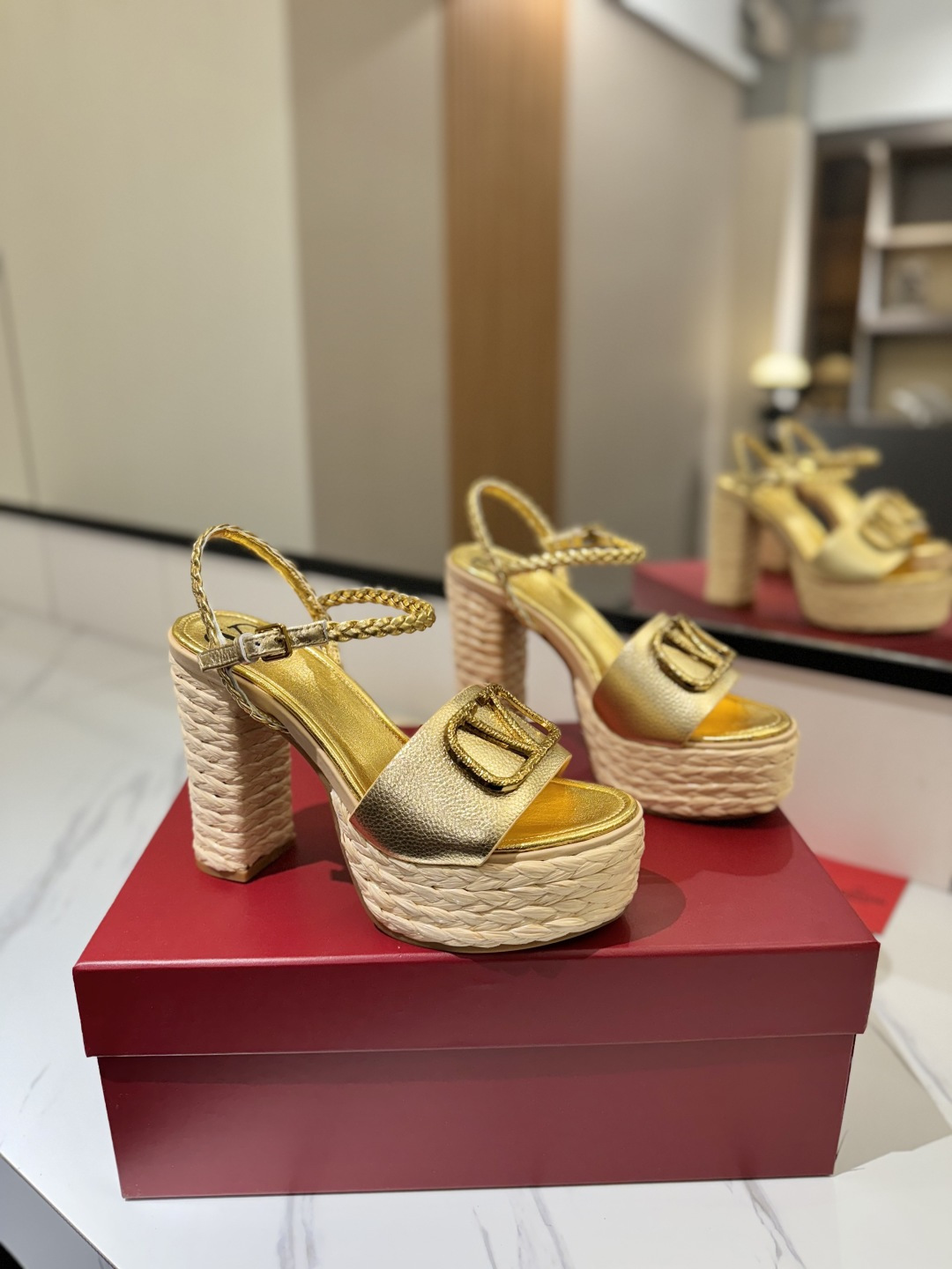 NO:437681,Valentino | The unique V-shaped hardware of the new spring and summer women's sandals set off the high-end feeling, and the new season lives up to expectations!  Worth buying. ★Imported calfskin is absolutely top-notch color matching for you to choose a different perfect style. Original method. Absolute sensuality. Elegant style. Create a different feeling. Simple and elegant style!  show bdetails ————————————— ⊿ Size number｜35-39 (40.41.42 custom made) ⊿ Material｜Imported calfskin fabric ⊿ Material | Internal mixed-bred sheepskin ⊿ Material | Anti-slip and wear-resistant raw rubber sole ⊿ Heel height｜11.5cm (4cm water table) Pure handmade hemp rope, high heels, high heels, cowhide, sheepskin19860909华伦天奴  | 春夏新款女士凉鞋独特的V字五金衬托出满满的高级感,新一季不负期待！值得入手. ★进口小牛皮绝对的上档次色搭配任您选择不一样的完美风格 原版做法 绝对感性 优雅风格 创造不一样的感觉 简约气质款式！ show bdetails ————————————  ⊿码数｜35-39（40.41.42定做）  ⊿材料｜进口小牛皮面料  ⊿材料 |内里混种羊皮  ⊿材料 |防滑耐磨生胶底  ⊿跟高｜11.5cm（水台4cm）纯手工制作麻绳,高跟鞋凉鞋,valentino,sandals,high heels,cowhide,sheepskin,Women's Shoes