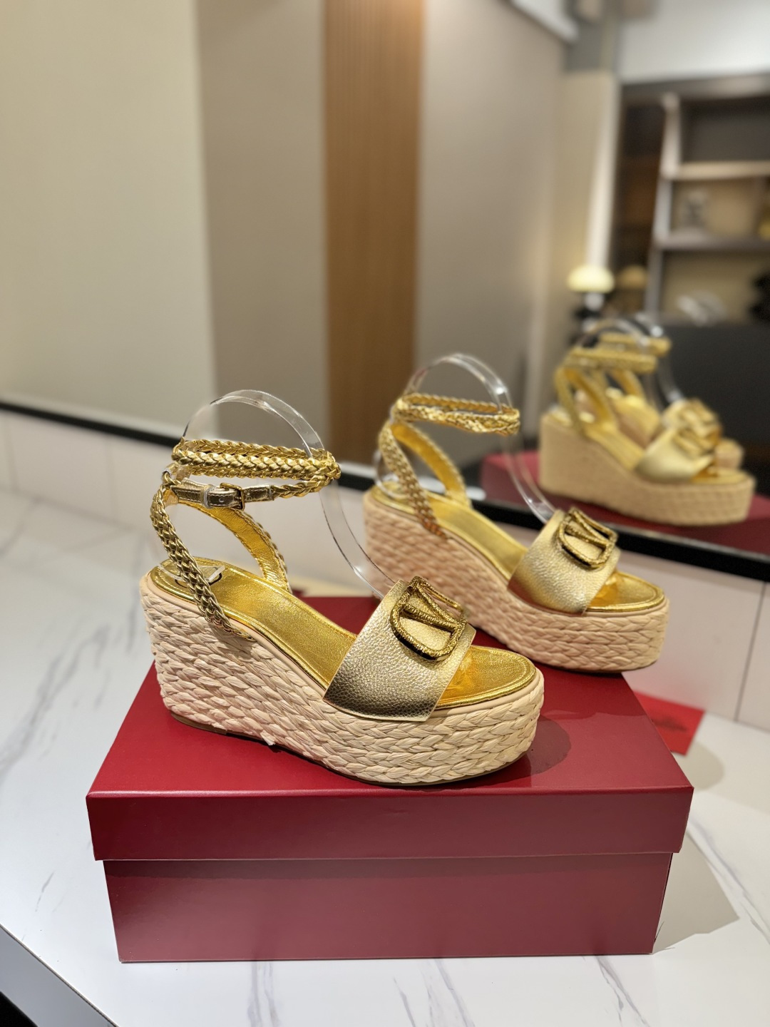 NO:437672,Valentino | The unique V-shaped hardware of the new spring and summer women's sandals set off the high-end feeling, and the new season lives up to expectations!  Worth buying. ★Imported calfskin is absolutely top-notch color matching for you to choose a different perfect style. Original method. Absolute sensuality. Elegant style. Create a different feeling. Simple and elegant style!  show bdetails ————————————— ⊿ Size number｜35-39 (40.41.42 Custom made) ⊿ Material｜Imported calfskin fabric ⊿ Material | Internal mixed-bred sheepskin ⊿ Material | Anti-slip wear-resistant raw rubber sole ⊿ Heel height｜9cm (4cm water table) Pure handmade hemp rope, high heels, high heels, cowhide, sheepskin19860909华伦天奴  | 春夏新款女士凉鞋独特的V字五金衬托出满满的高级感,新一季不负期待！值得入手. ★进口小牛皮绝对的上档次色搭配任您选择不一样的完美风格 原版做法 绝对感性 优雅风格 创造不一样的感觉 简约气质款式！ show bdetails ————————————  ⊿码数｜35-39（40.41.42定做）  ⊿材料｜进口小牛皮面料  ⊿材料 |内里混种羊皮  ⊿材料 |防滑耐磨生胶底  ⊿跟高｜9cm（水台4cm）纯手工制作麻绳,高跟鞋凉鞋,valentino,sandals,high heels,cowhide,sheepskin,Women's Shoes