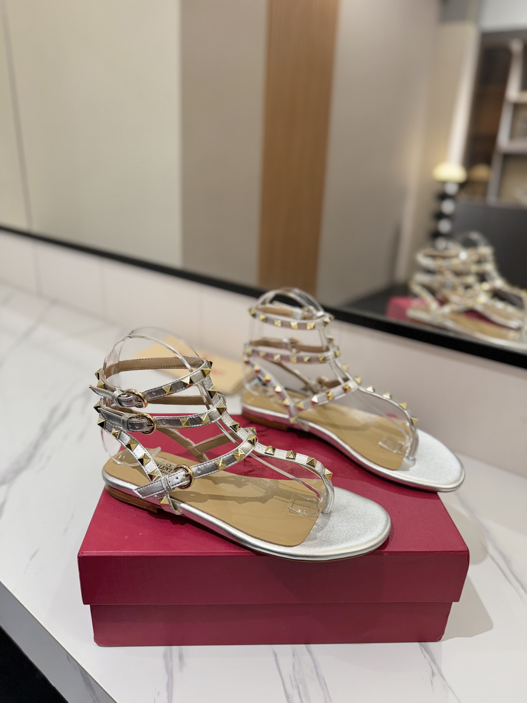 NO:443977,Valentino/Valentino Rivets VT classic ankle-surrounding toe-clamped rivet sandals, a must-have replica that has been passed down for a long time!  The side curve is perfect, the original mold-opening custom rivets are customized. The special textured hardware sets off a full sense of high-end, giving you an authentic foot feel!  First choice for high-end customers [Material] Original imported custom cowhide, inner lining original imported goat skin, outsole imported pearl leather outsole, size 35-39 [34, 40, 41, 42 customized non-return and exchange], split-toed shoes, valentino, valentino, sandals, cowhide, sheepskin, Leather soles19860909Valentino/华伦天奴铆钉 VT经典环绕踝脚夹趾带铆钉凉鞋,历久弥新深入人心永不过时的必备单品顶级复刻！侧身弧线完美,原版开模定制不生锈铆钉 特别有质感的五金衬托出满满的高级感,带给您正品级的脚感！供高端客户首选【材质】 鞋面原版进口定制牛皮 内里原版进口山羊皮 大底进口珠光真皮大底 码数35-39【34,40,41,42定做不退换】,分趾鞋,valentino,valentino,sandals,cowhide,sheepskin,Leather soles,Women's Shoes