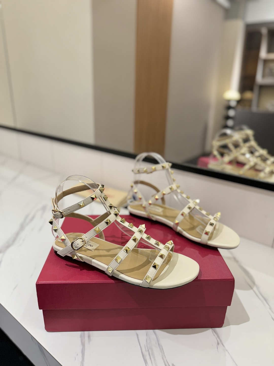 NO:443969,Valentino/Valentino Rivet VT classic ankle-surround rivet sandals, a must-have replica that has never been out of date!  The side curve is perfect, the original mold-opening custom rivets are customized. The special textured hardware sets off a full sense of high-end, giving you an authentic foot feel!  First choice for high-end customers [Material] Original imported custom cowhide, inner lining original imported goat skin, outsole imported pearlescent leather outsole, size 35-39 [34, 40, 41, 42 customized non-return and exchange], sandals, valentino, valentino, sandals, cowhide, sheepskin, Leather soles19860909Valentino/华伦天奴铆钉 VT经典环绕踝脚带铆钉凉鞋,历久弥新深入人心永不过时的必备单品顶级复刻！侧身弧线完美,原版开模定制不生锈铆钉 特别有质感的五金衬托出满满的高级感,带给您正品级的脚感！供高端客户首选【材质】 鞋面原版进口定制牛皮 内里原版进口山羊皮 大底进口珠光真皮大底 码数35-39【34,40,41,42定做不退换】,凉鞋,valentino,valentino,sandals,cowhide,sheepskin,Leather soles,Women's Shoes