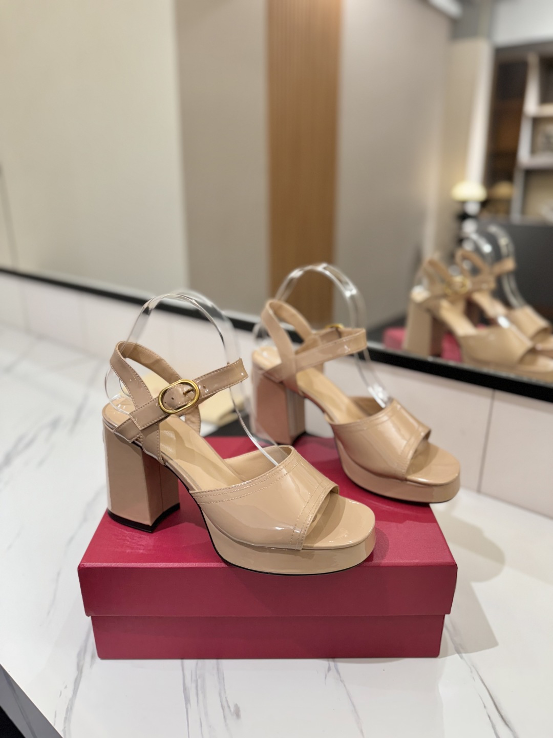 NO:787770,Warren VALENTINO's latest high-heeled sandals with sky-high thick heels. The same style as stars. The upper feet will become longer in seconds. The upper is patent leather. The lining and foot pads are mixed sheepskin. The sole is Italian A-grade leather outsole. Water platform 2.5cm. Heel height 10cm. Size 35-39 (34.40.41.42 is custom-made and cannot be returned or exchanged). Sandals, valentino, valentino, sandals, sheepskin, Leather  soles19860909华伦VALENTINO最新款恨天高粗跟高跟凉鞋 明星同款 上脚秒变大长腿 鞋面漆皮 内里及垫脚混种羊皮 鞋底意大利A级真皮大底 水台2.5cm 跟高10cm 码数35-39码（34.40.41.42定做不退不换）,凉鞋,valentino,valentino,sandals,sheepskin,Leather soles,Women's Shoes