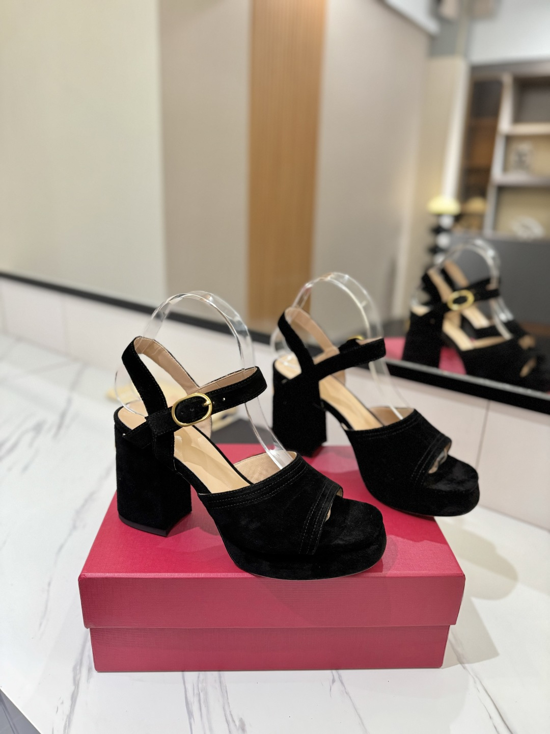 NO:787771,Warren VALENTINO's latest high-heeled sandals with thick heel, the same style as celebrities. The upper leg will become longer in seconds. The upper is cowhide. The lining and foot pads are mixed sheepskin. The sole is Italian A-grade leather outsole. The platform is 2.5cm and the heel height is 10cm.  Size 35-39 (34.40.41.42 customized, non-refundable and non-exchangeable), sandals, valentino, valentino, sandals, sheepskin, Leather soles19860909华伦VALENTINO最新款恨天高粗跟高跟凉鞋 明星同款 上脚秒变大长腿 鞋面牛猄 内里及垫脚混种羊皮 鞋底意大利A级真皮大底 水台2.5cm 跟高10cm 码数35-39码（34.40.41.42定做不退不换）,凉鞋,valentino,valentino,sandals,sheepskin,Leather soles,Women's Shoes
