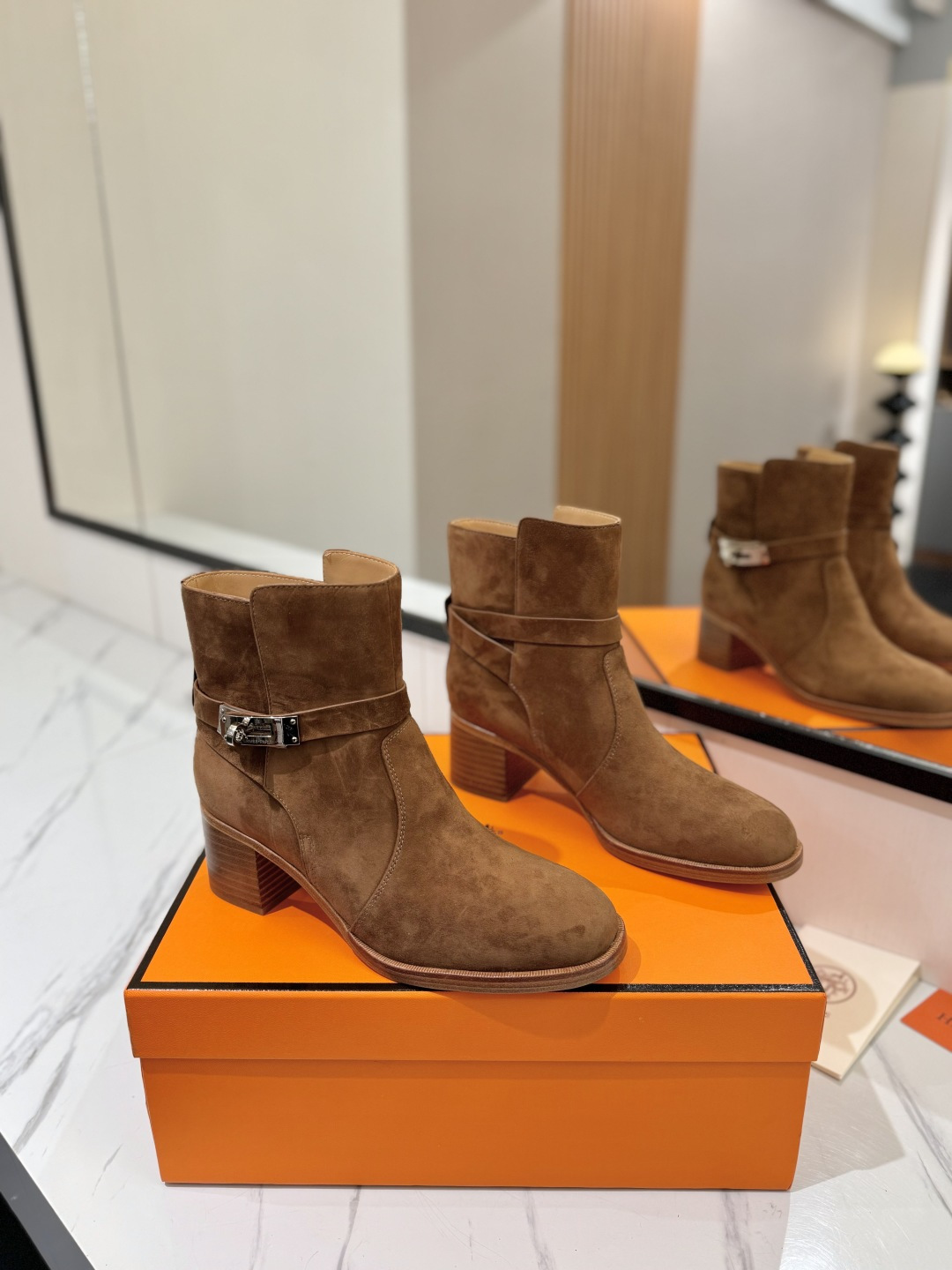 NO:463526,Hermes high-end hot girl kelly Jumping knight short boots top quality and ingenious goods!! The classic styles that can’t be rejected will look good if anyone wears them. Elegant style, creating a different feeling!  It is an indispensable combat boot in your shoe cabinet!  Simple and elegant style, the highest version in the market◆ Material imported cowhide ◆◆ Inner lining and foot pad imported sheep ◆◆ Outsole Italian leather outsole extending leather sole◆◆ Heel height. High cover packaging ◆ ◢size. ｜35-39 (34 40 41 42 customized)◣, boots, hermes, boots, cowhide, sheep, Leather soles19860909Hermes高级辣妹kelly Jumping骑士短靴顶级牛品匠心好货!!经典再现拒绝不了的款式谁穿都好看 优雅风格,创造不一样的感觉！它是你鞋柜里不可缺少的战靴！简约气质款式,市场最高版本◆ 材料进口牛皮 ◆◆ 内里、垫脚进口羊猄◆◆ 大底意大利真皮大底 延真皮底◆◆ 跟高. 高盖包装 ◆ ◢size. ｜35-39（34 40 41 42定制）◣,靴子,hermes,boots,cowhide,sheep,Leather soles,Women's Shoes