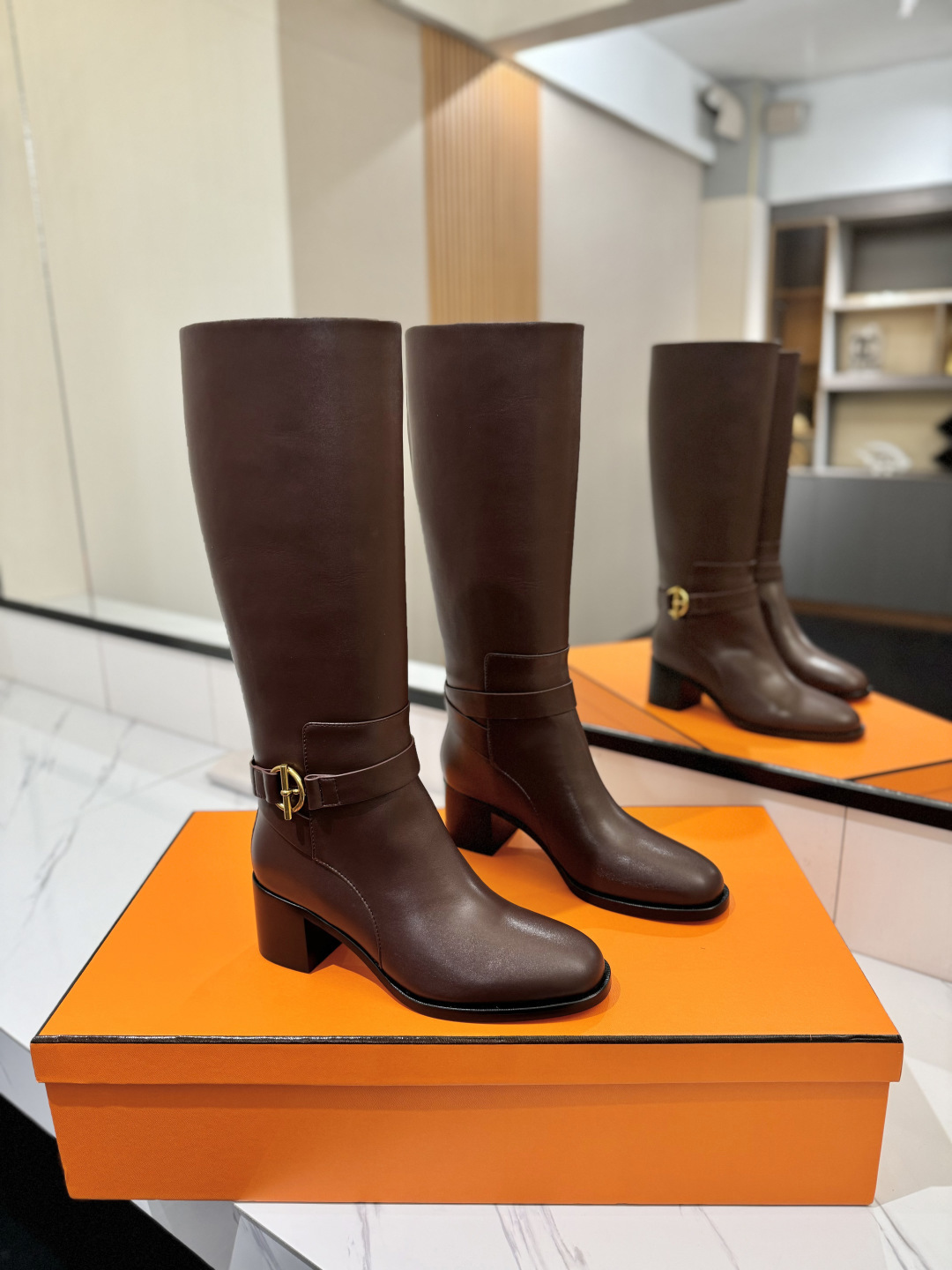 NO:463531,Hermes's top hot girl Hermes justine calfskin round-toe sleeves knight boots top quality and ingenious goods!! The classic styles that can't be rejected will look good if anyone wears them. Elegant style, creating a different feeling!  It is an indispensable combat boot in your shoe cabinet!  Simple and elegant style, the highest version of the market◆ Material imported cowhide ◆◆ Inner lining and foot pad imported cowhide ◆◆ Outsole Italian leather outsole ◆◆ Heel height. High cover packaging ◆ ◢size. ｜35-39 (34 40 41 42 customized)◣, boots, hermes, hermes, boots, cowhide, Leather soles19860909Hermes高级辣妹爱马仕 justine 小牛皮 圆头套筒 骑士筒靴顶级牛品匠心好货!!经典再现拒绝不了的款式谁穿都好看 优雅风格,创造不一样的感觉！它是你鞋柜里不可缺少的战靴！简约气质款式,市场最高版本◆ 材料进口牛皮 ◆◆ 内里、垫脚进口牛皮◆◆ 大底意大利真皮大底 延真皮底◆◆ 跟高. 高盖包装 ◆ ◢size. ｜35-39（34 40 41 42定制）◣,靴子,hermes,hermes,boots,cowhide,Leather soles,Women's Shoes