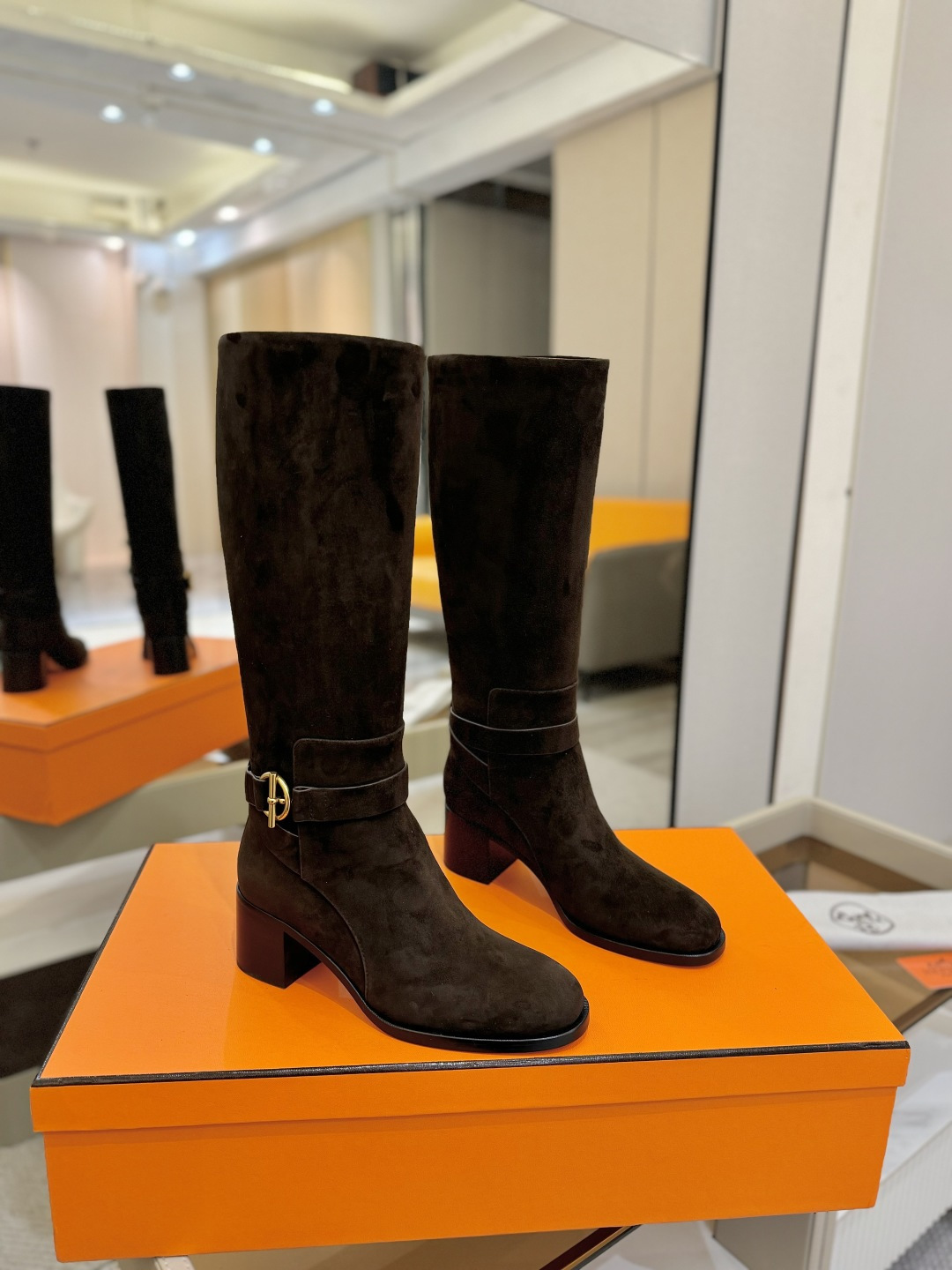 NO:463537,Hermes's top hot girl Hermes justine calfskin round-toe sleeves knight boots top quality and ingenious goods!! The classic styles that can't be rejected will look good if anyone wears them. Elegant style, creating a different feeling!  It is an indispensable combat boot in your shoe cabinet!  Simple and elegant style, the highest version in the market◆ Material imported sheep chew ◆ ◆ Inner lid and foot pad imported cowhide ◆ ◆ Outsole Italian leather outsole ◆ ◆ Heel height. High cover packaging ◆ ◢size. ｜35-39 (34 40 41 42 customized)◣, boots, hermes, hermes, boots, cowhide, sheep, Leather soles19860909Hermes高级辣妹爱马仕 justine 小牛皮 圆头套筒 骑士筒靴顶级牛品匠心好货!!经典再现拒绝不了的款式谁穿都好看 优雅风格,创造不一样的感觉！它是你鞋柜里不可缺少的战靴！简约气质款式,市场最高版本◆ 材料进口羊猄 ◆◆ 内里、垫脚进口牛皮◆◆ 大底意大利真皮大底 延真皮底◆◆ 跟高. 高盖包装 ◆ ◢size. ｜35-39（34 40 41 42定制）◣,靴子,hermes,hermes,boots,cowhide,sheep,Leather soles,Women's Shoes