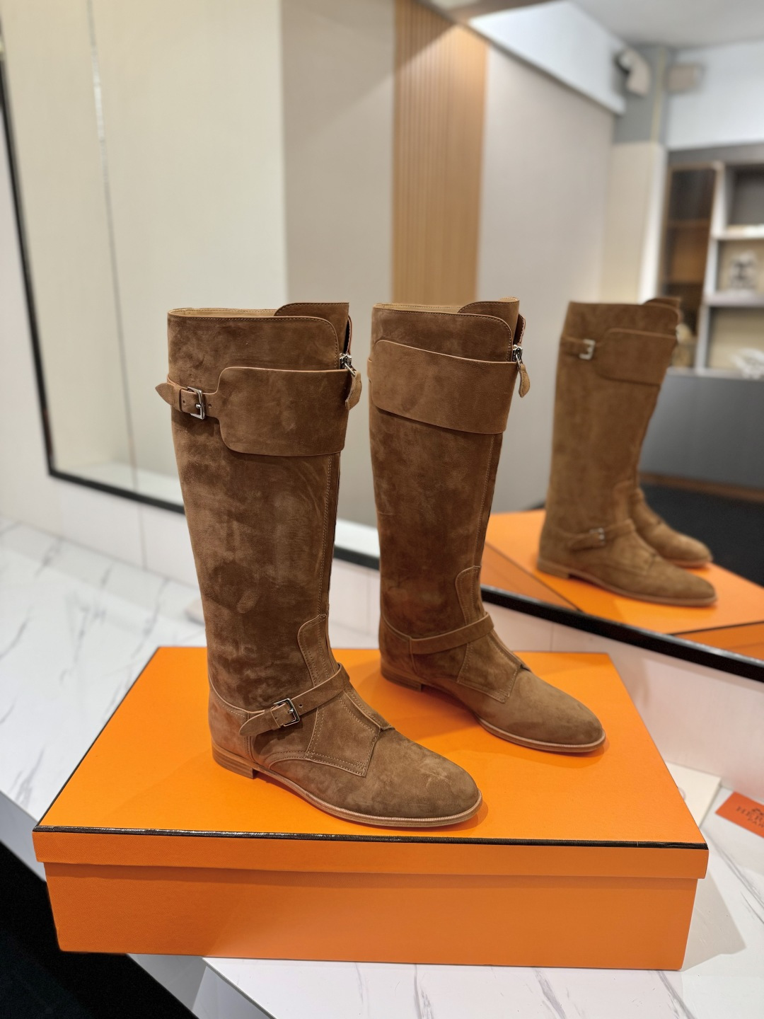 NO:463568,Hermes high-end hot girl calfskin BiKer boots are customized and developed. The top-quality products are ingenious!! The classic reappears the style that cannot be rejected and looks good when worn. The elegant style creates a different feeling!  It is an indispensable combat boot in your shoe cabinet!  Simple and elegant style, the highest version of the market◆ Materials imported sheep chew◆ Inner lid and foot pad imported cowhide◆◆ Outsole Italian leather outsole Extension leather sole◆◆ Heel high High cover packaging ◆ ◢size. ｜35-39 (34 40 41 42 customized)◣, boots, hermes, boots, cowhide, sheep, Leather soles19860909Hermes高级辣妹小牛皮BiKer长靴原版定制开发顶级牛品匠心好货!!经典再现拒绝不了的款式谁穿都好看 优雅风格,创造不一样的感觉！它是你鞋柜里不可缺少的战靴！简约气质款式,市场最高版本◆ 材料进口羊猄◆◆ 内里、垫脚进口牛皮◆◆ 大底意大利真皮大底 延真皮底◆◆ 跟高 高盖包装 ◆ ◢size. ｜35-39（34 40 41 42定制）◣,靴子,hermes,boots,cowhide,sheep,Leather soles,Women's Shoes