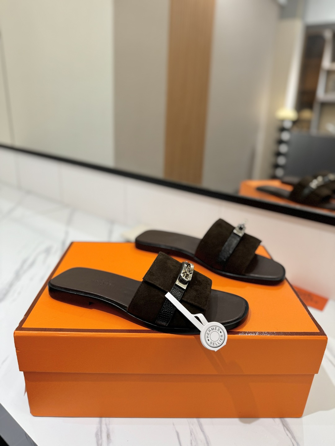 NO:493125,Hermes H's most classic, timeless, high quality, pursuit of perfect workmanship details, comfort of foot, material fabric sheep tiles, material mixed breed sheepskin, material footbed mixed breed sheepskin, material outsole Italian leather pull leather stretch bars, size 35-40 (34.41.42.43. Customized size), slippers, hermes, hermes, slippers, sheepskin, sheep19860909Hermes爱马仕H家最经典永不过时高品质追求完美做工细节上脚舒适度 材质面料羊猄 材质内里混种羊皮 材质垫脚混种羊皮 材质大底意大利真皮拉真皮延条 码数35-40（34.41.42.43.定做码数）,拖鞋,hermes,hermes,slippers,sheepskin,sheep,Women's Shoes