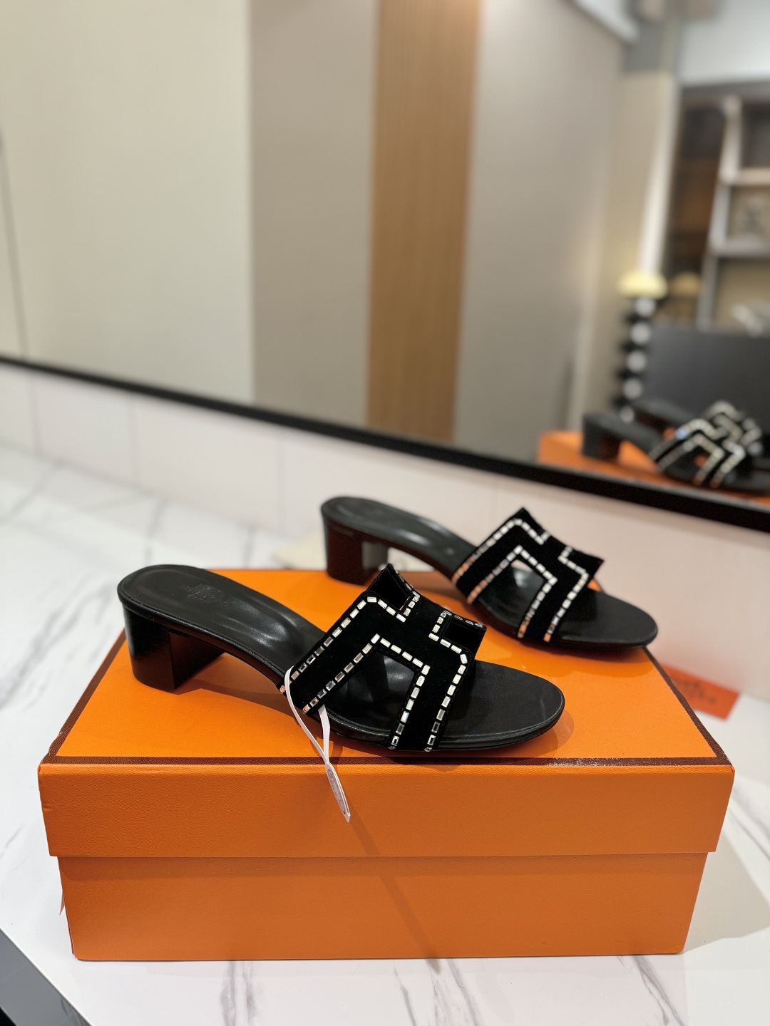 NO:493132,Hermes H's most classic, timeless, high quality, pursuit of perfect workmanship details, comfort of foot, material fabric, sheep squid, iron diamond, material mixed-bred sheepskin, footbed mixed-bred sheepskin, material outsole Italian leather, heel height 4.5cm, size 35-40 (34.41.42.43. Custom size), slippers, hermes, hermes, slippers, sheepskin, sheep19860909Hermes爱马仕H家最经典永不过时高品质追求完美做工细节上脚舒适度 材质面料羊猄烫钻 材质内里混种羊皮 材质垫脚混种羊皮 材质大底意大利真皮 鞋跟跟高4.5cm 码数35-40（34.41.42.43.定做码数）,拖鞋,hermes,hermes,slippers,sheepskin,sheep,Women's Shoes