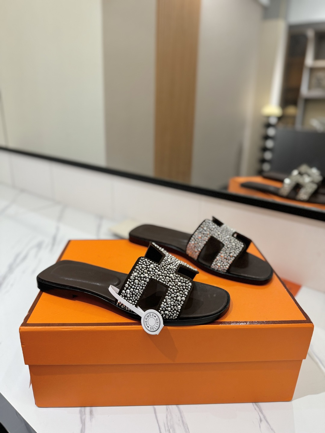 NO:493138,Hermes H's most classic, timeless, high quality, pursuit of perfect workmanship details, comfort of foot, material fabric, sheep squid, iron diamond, material mixed-bred sheepskin, footbed mixed-bred sheepskin, material outsole Italian leather, heel height 1cm, size 35-40 (34.41.42.43. Custom size), slippers, hermes, hermes, slippers, sheepskin, sheep19860909Hermes爱马仕H家最经典永不过时高品质追求完美做工细节上脚舒适度 材质面料羊猄烫钻 材质内里混种羊皮 材质垫脚混种羊皮 材质大底意大利真皮 鞋跟跟高1cm 码数35-40（34.41.42.43.定做码数）,拖鞋,hermes,hermes,slippers,sheepskin,sheep,Women's Shoes